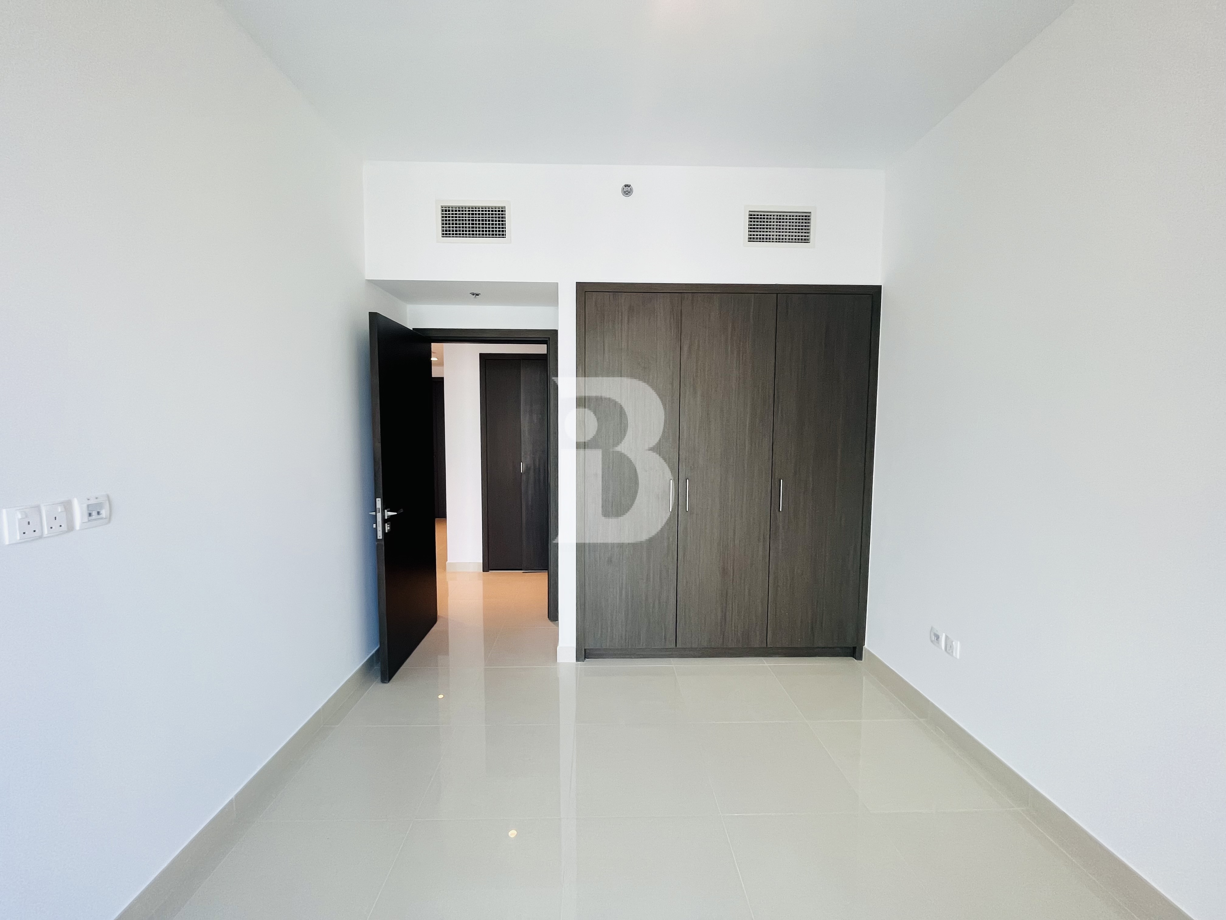 STUNNING SKYLINE CREEK VIEW | VACANT ON TRANSFER