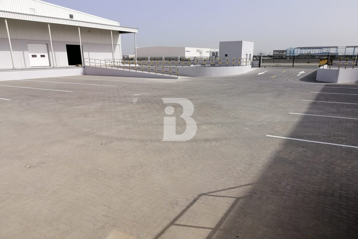 WAREHOUSE FOR RENT JAFZA / LOADING DOC / PARKING
