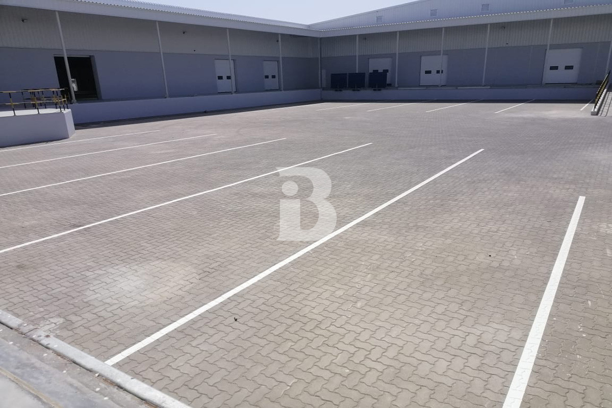 WAREHOUSE FOR RENT JAFZA / LOADING DOC / PARKING