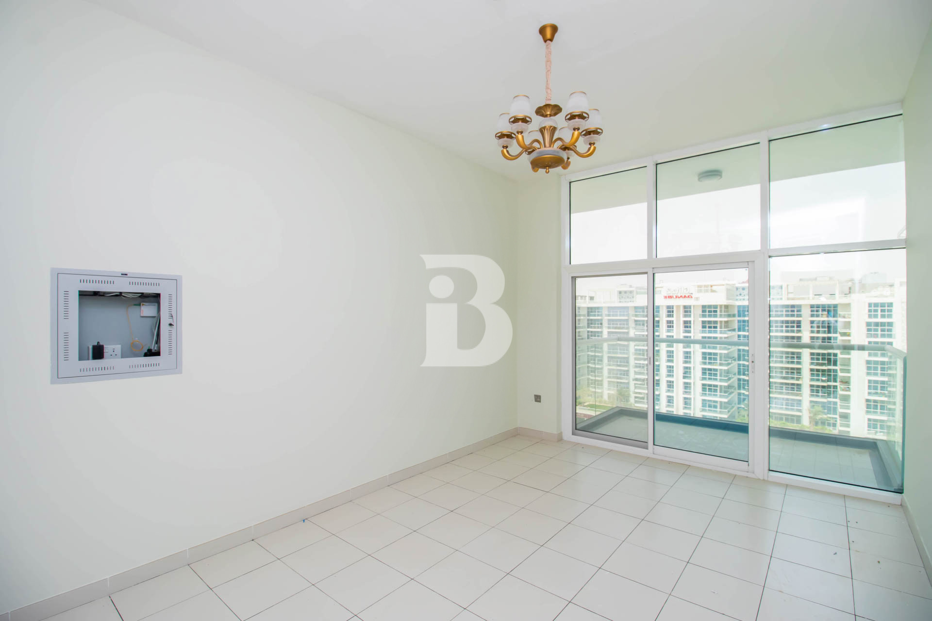 Bright Unit | Ready To Move | Prime Location