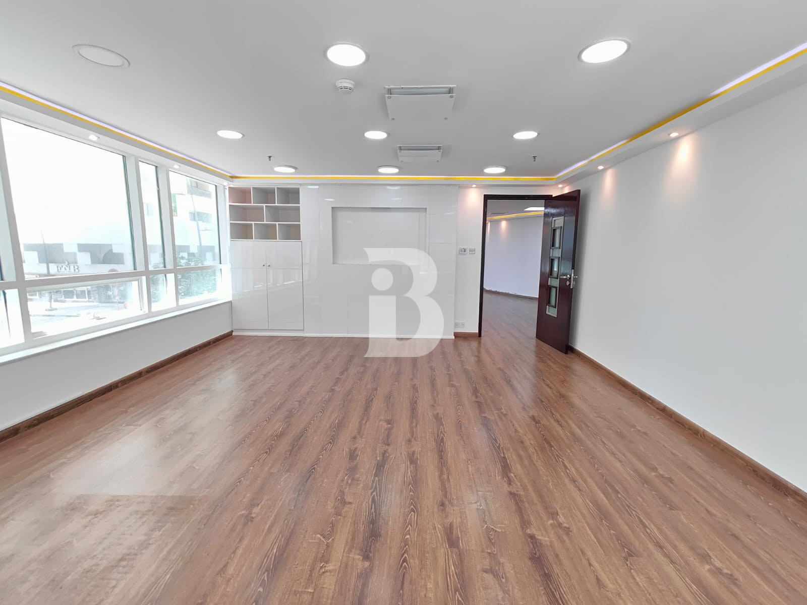 FULLY FITTED | OPEN LAYOUT | BRIGHT &amp; WELL LIT