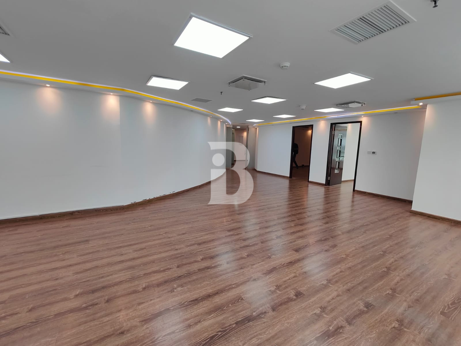 FULLY FITTED | OPEN LAYOUT | BRIGHT &amp; WELL LIT