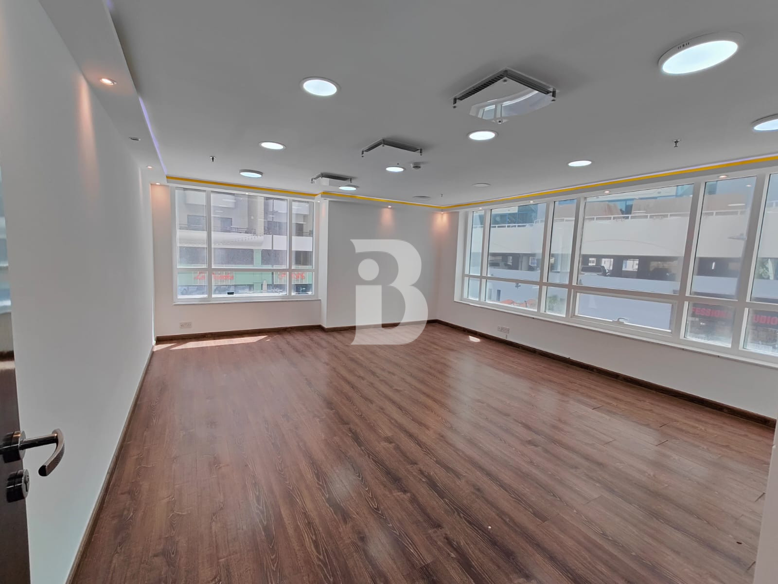 FULLY FITTED | OPEN LAYOUT | BRIGHT &amp; WELL LIT