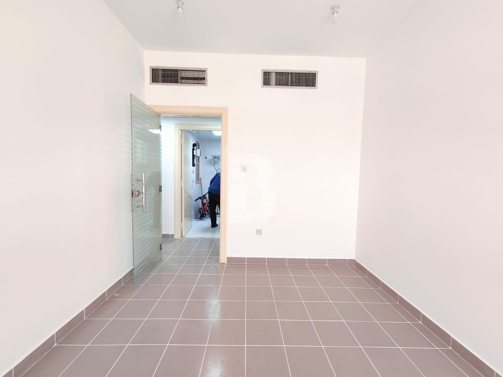 NEWLY RENOVATED | FITTED | READY TO OCCUPY