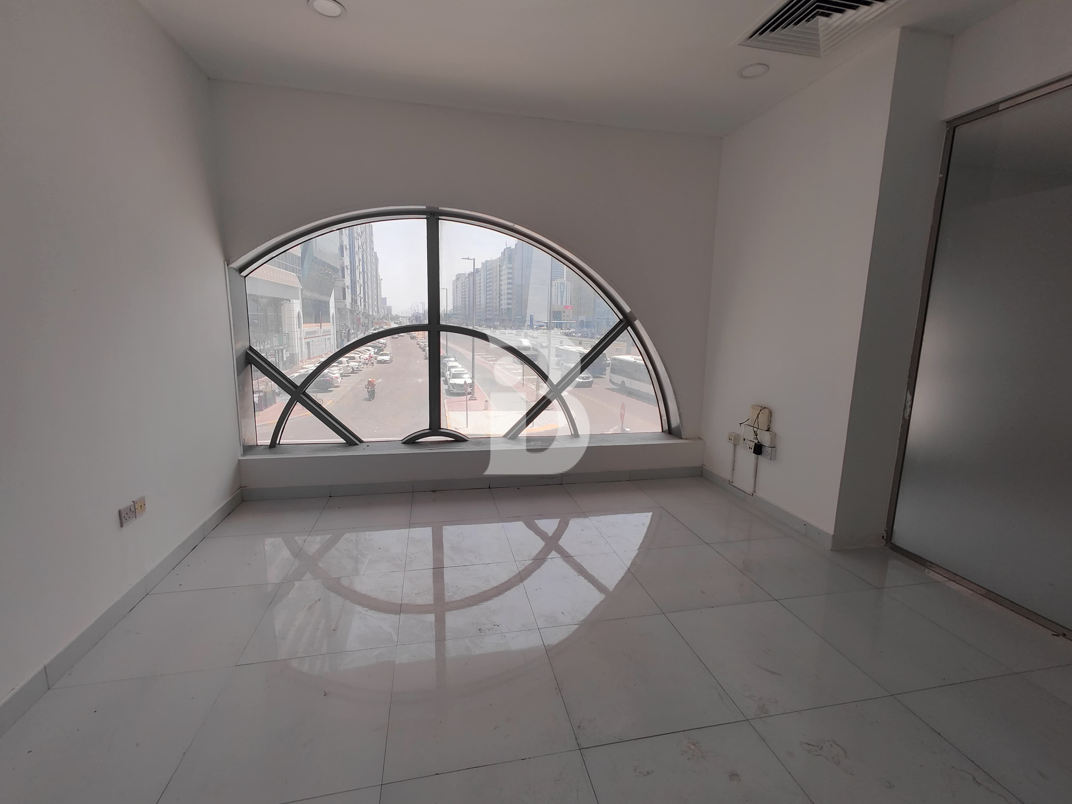 FULLY FITTED | OPEN LAYOUT | BRIGHT | EASY PARKING