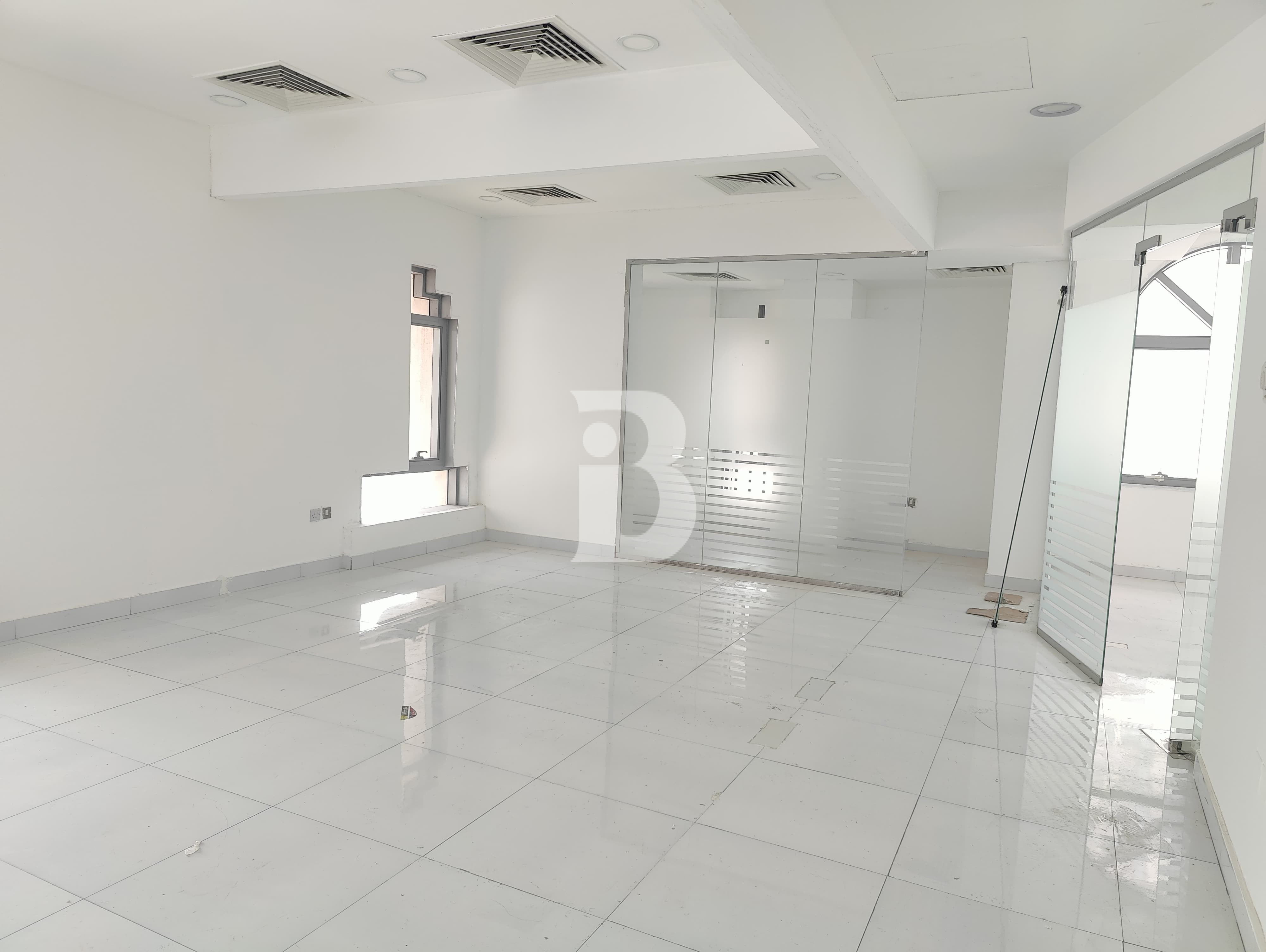 FULLY FITTED | OPEN LAYOUT | BRIGHT | EASY PARKING