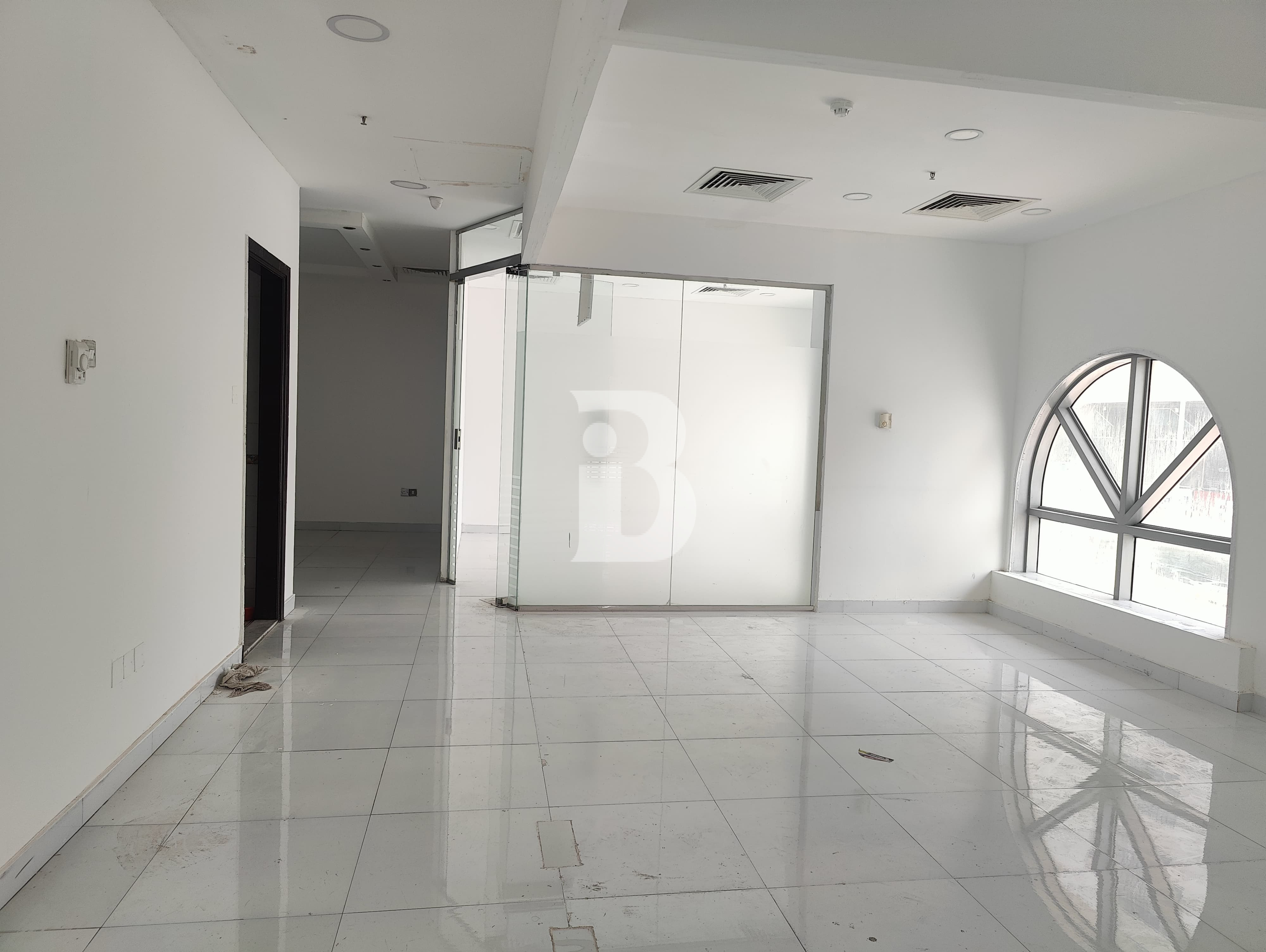 FULLY FITTED | OPEN LAYOUT | BRIGHT | EASY PARKING