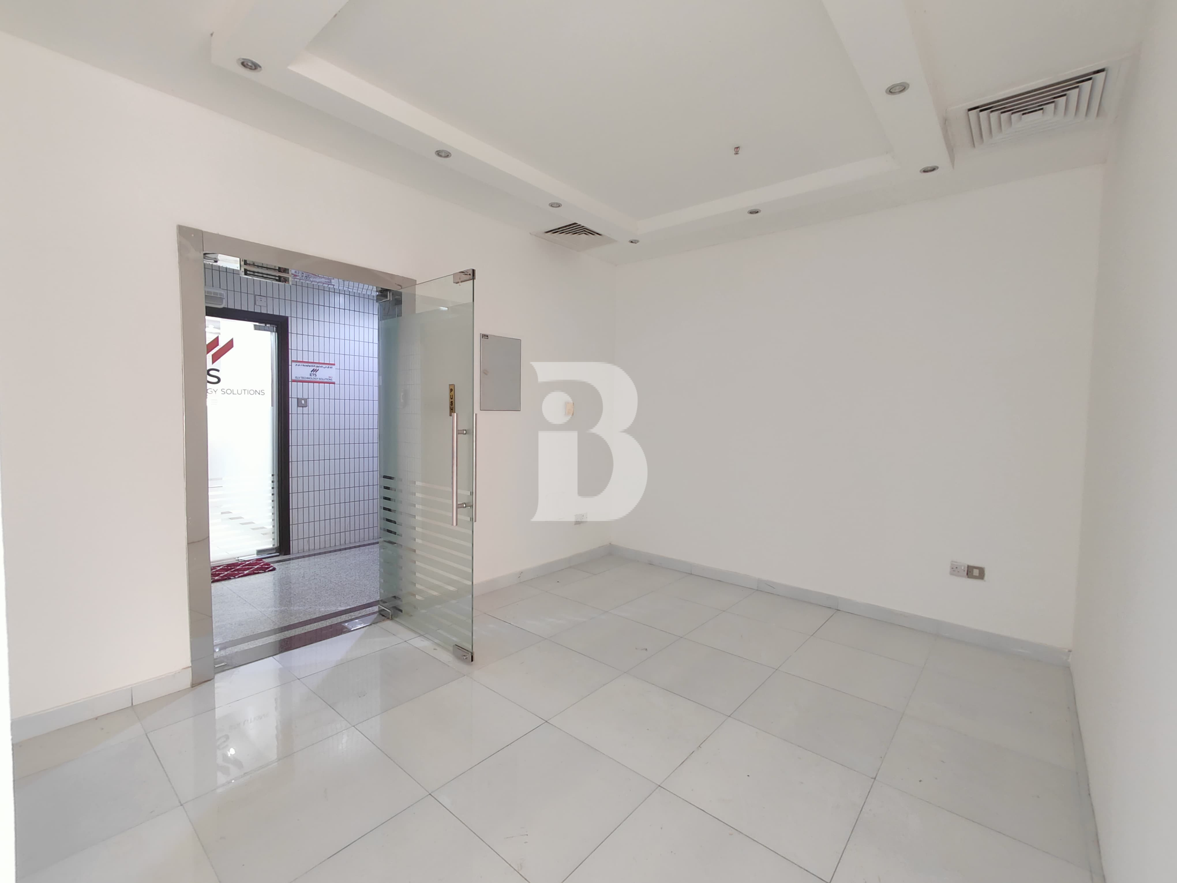 FULLY FITTED | OPEN LAYOUT | BRIGHT | EASY PARKING