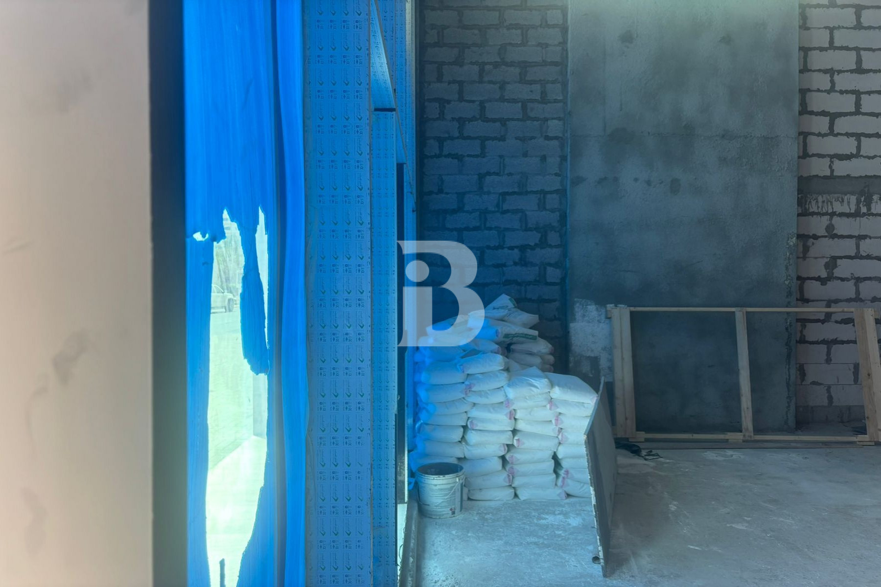 ROAD FACING| GREAT CEILING HEIGHT | BRAND NEW