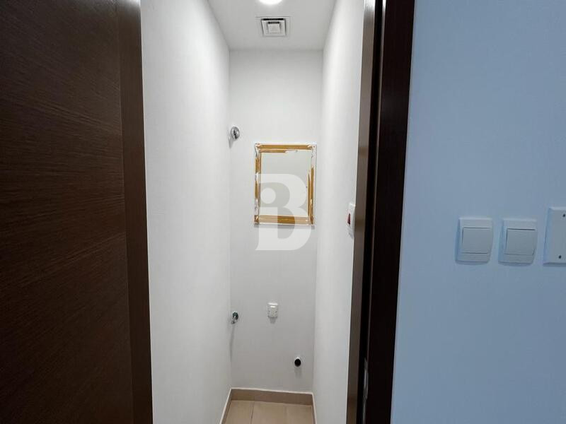 Vacant  | Luxury 1 BHK | Sea View|Spacious layout 9