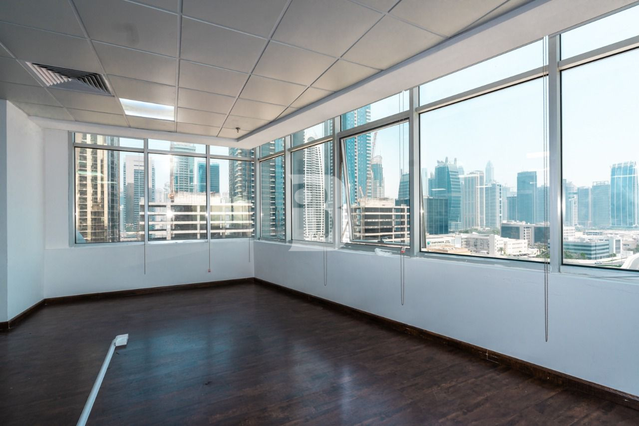 OPEN VIEW / FITTED OFFICE / PARKING SPACE