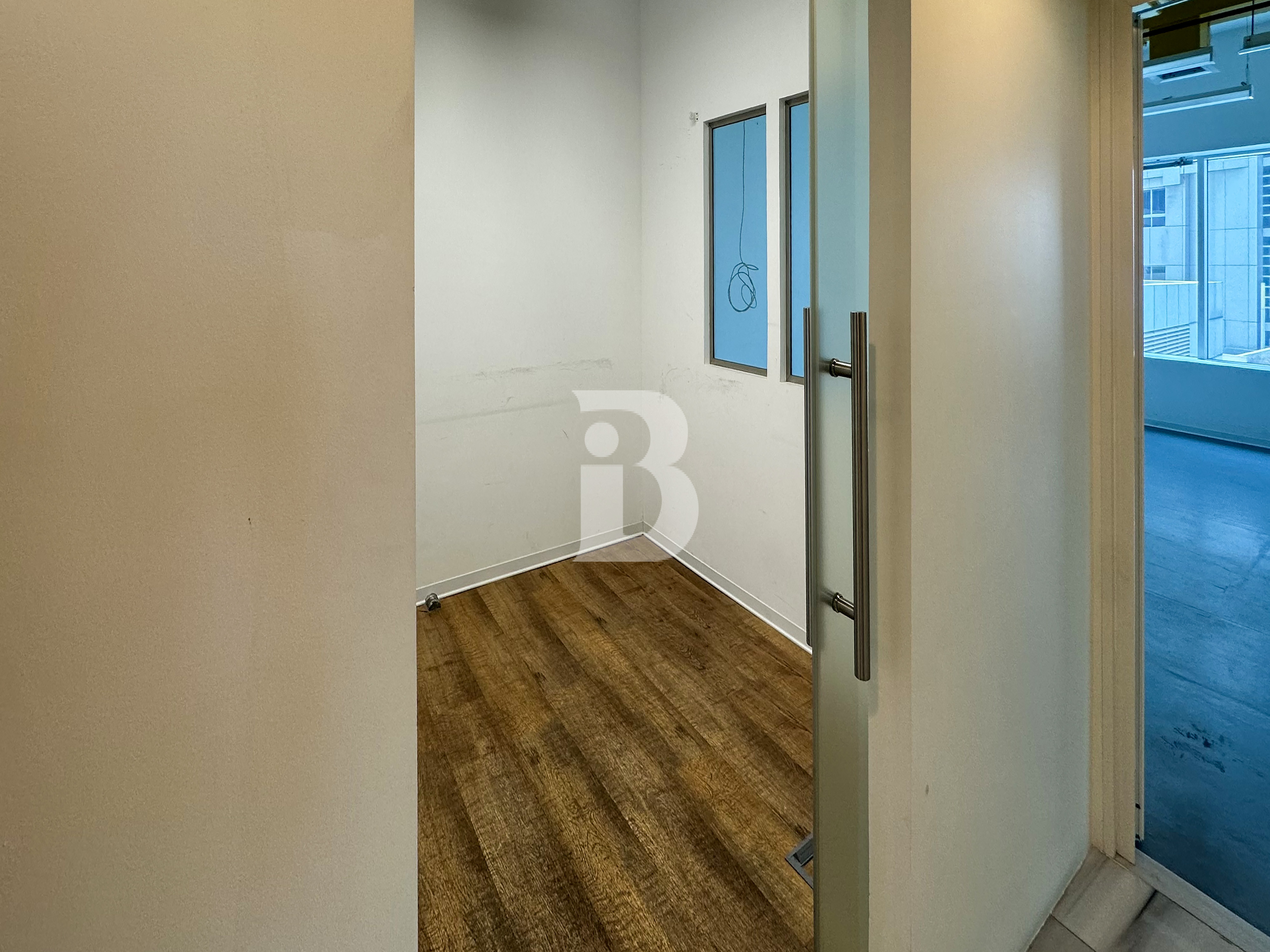 VACANT | FULLY FITTED | WALKABLE TO METRO