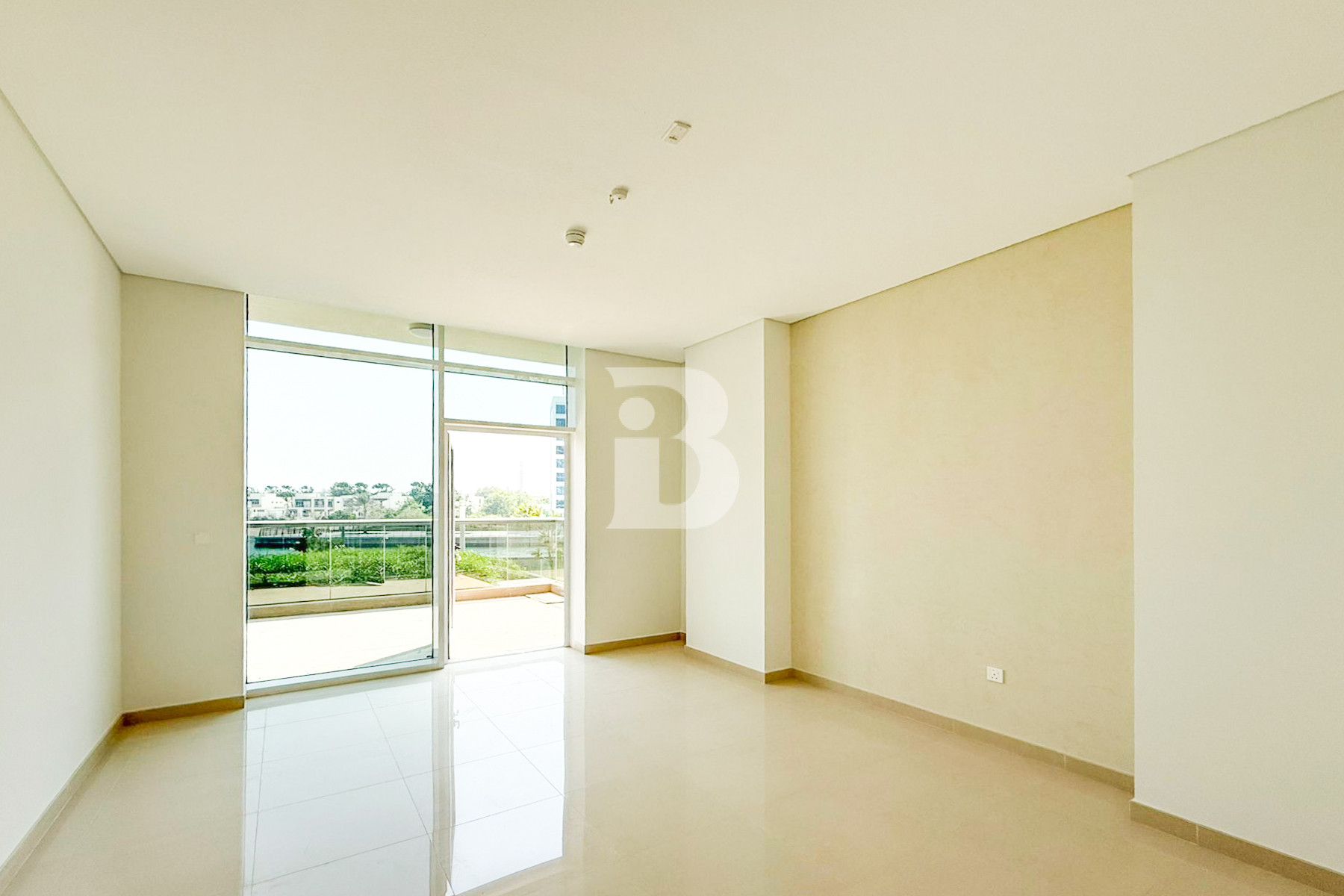 Lagoon view | Vacant | Spacious