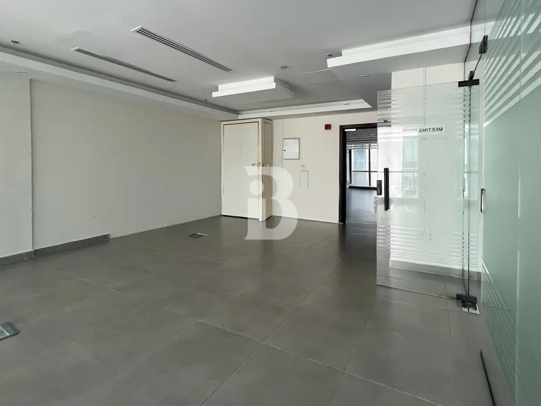 Walking Distance to METRO | Glass Partition