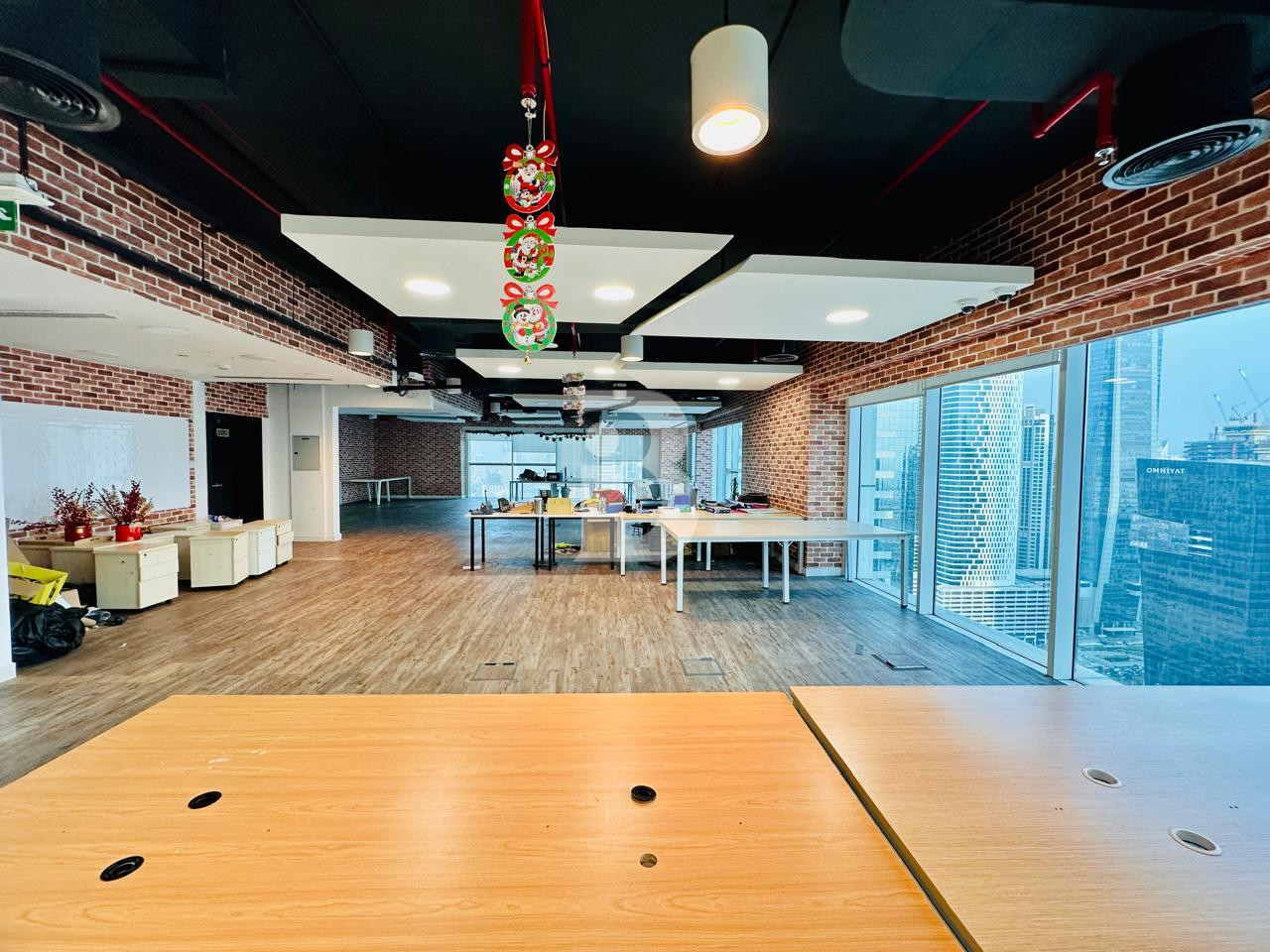 Fitted Full Floor| Prime Location I Near Metro