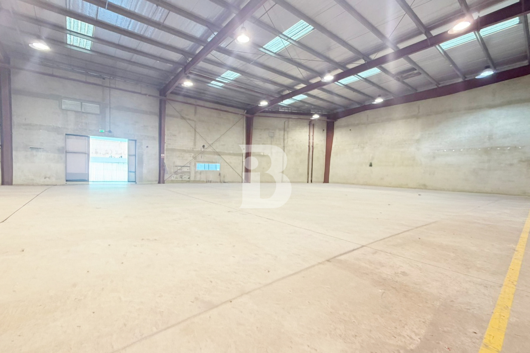 10 m Height 5737 Sqft Warehouse in DIP