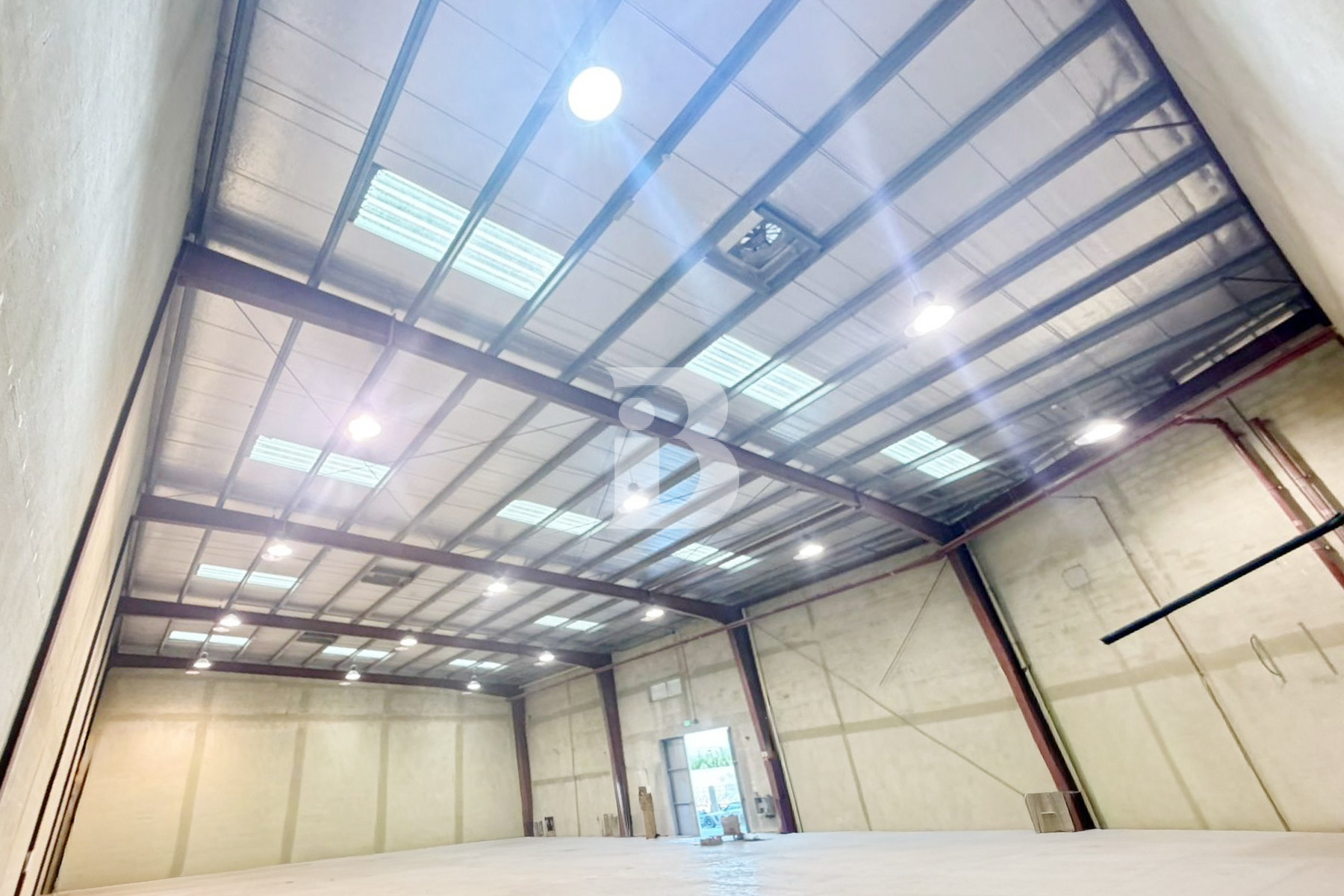 10 m Height 5737 Sqft Warehouse in DIP