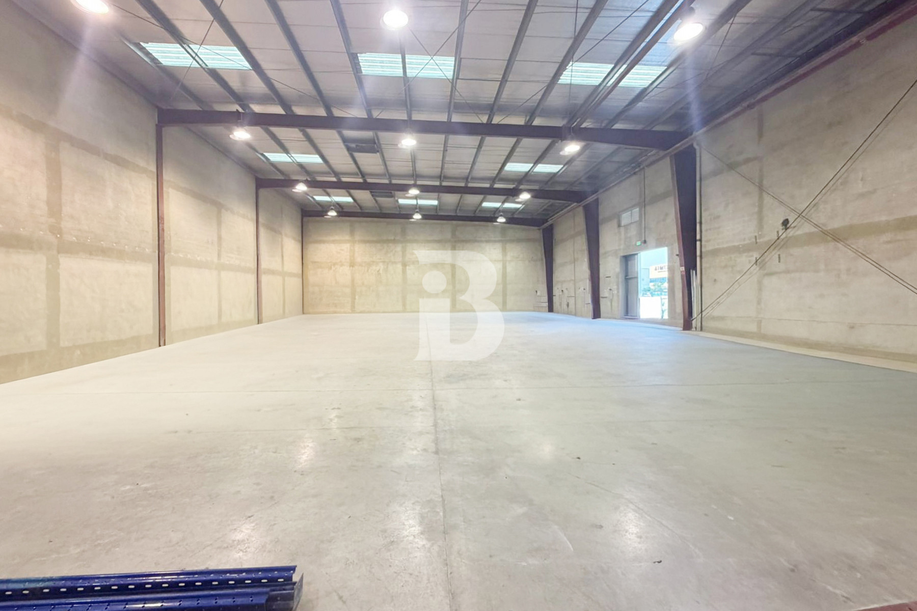 10 m Height 5737 Sqft Warehouse in DIP