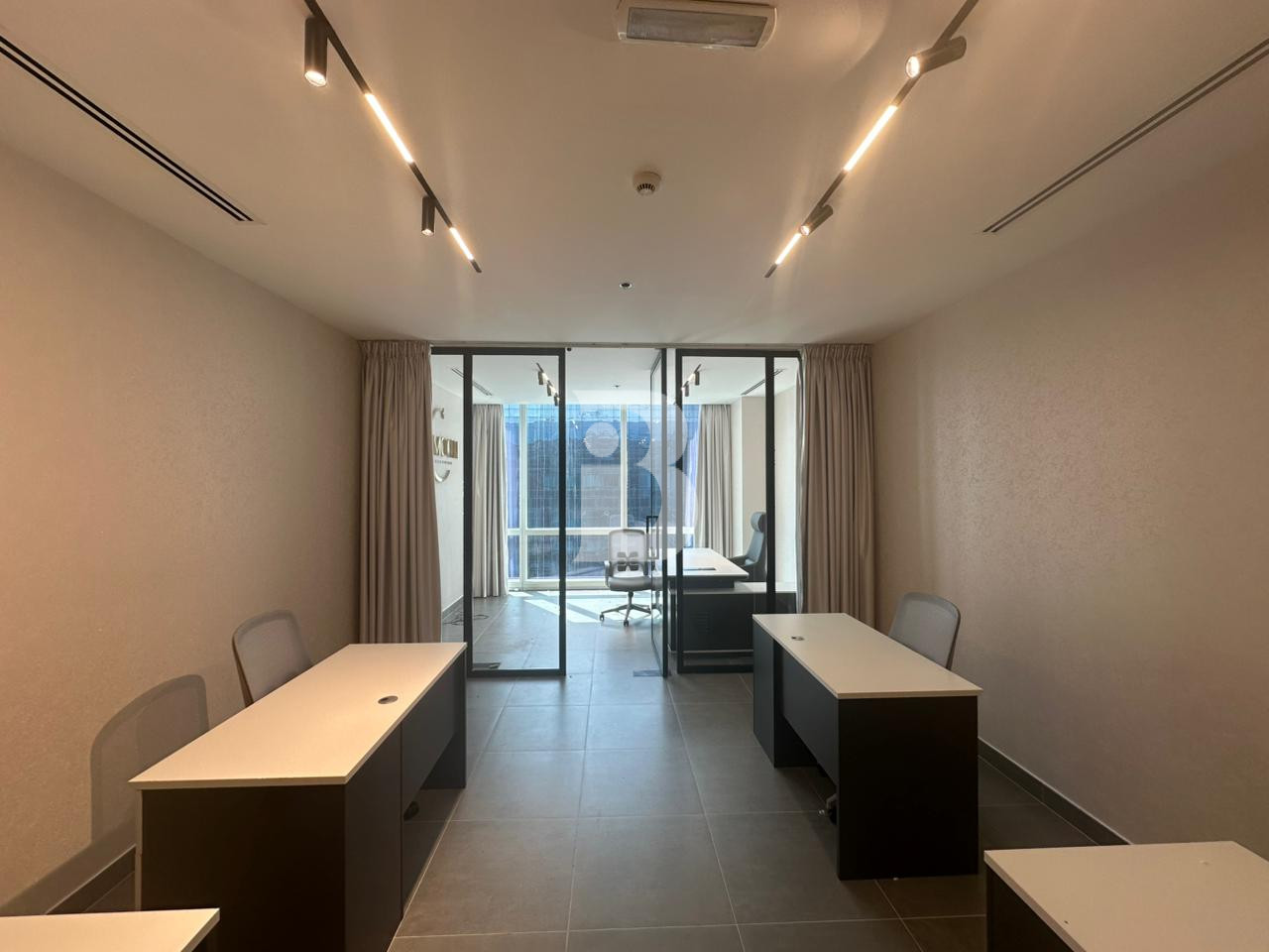 PRIME LOCATION | FULLY FITTED | READY