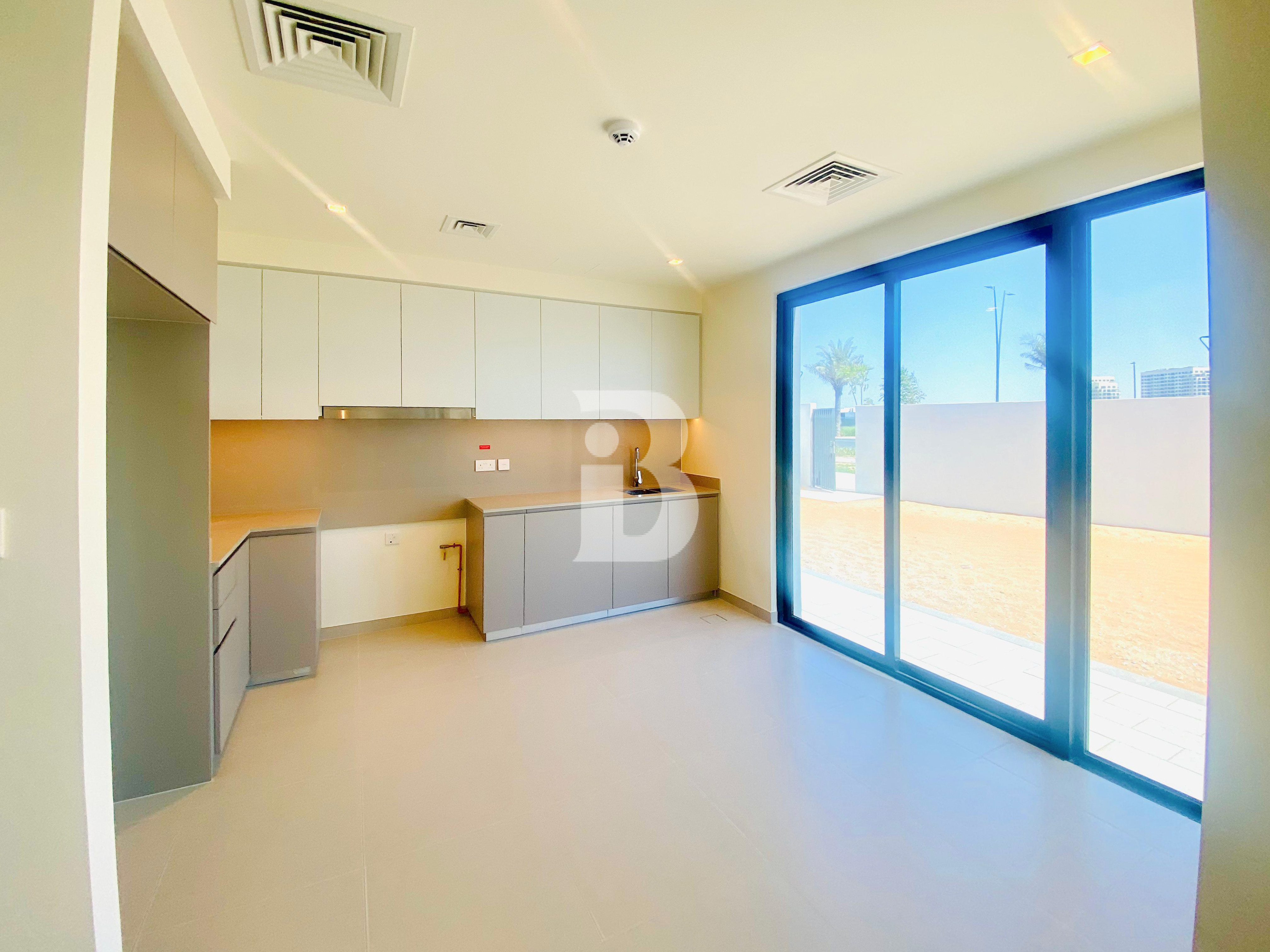 READY TO MOVE | LANDSCAPED | CLOSE TO AMENITIES