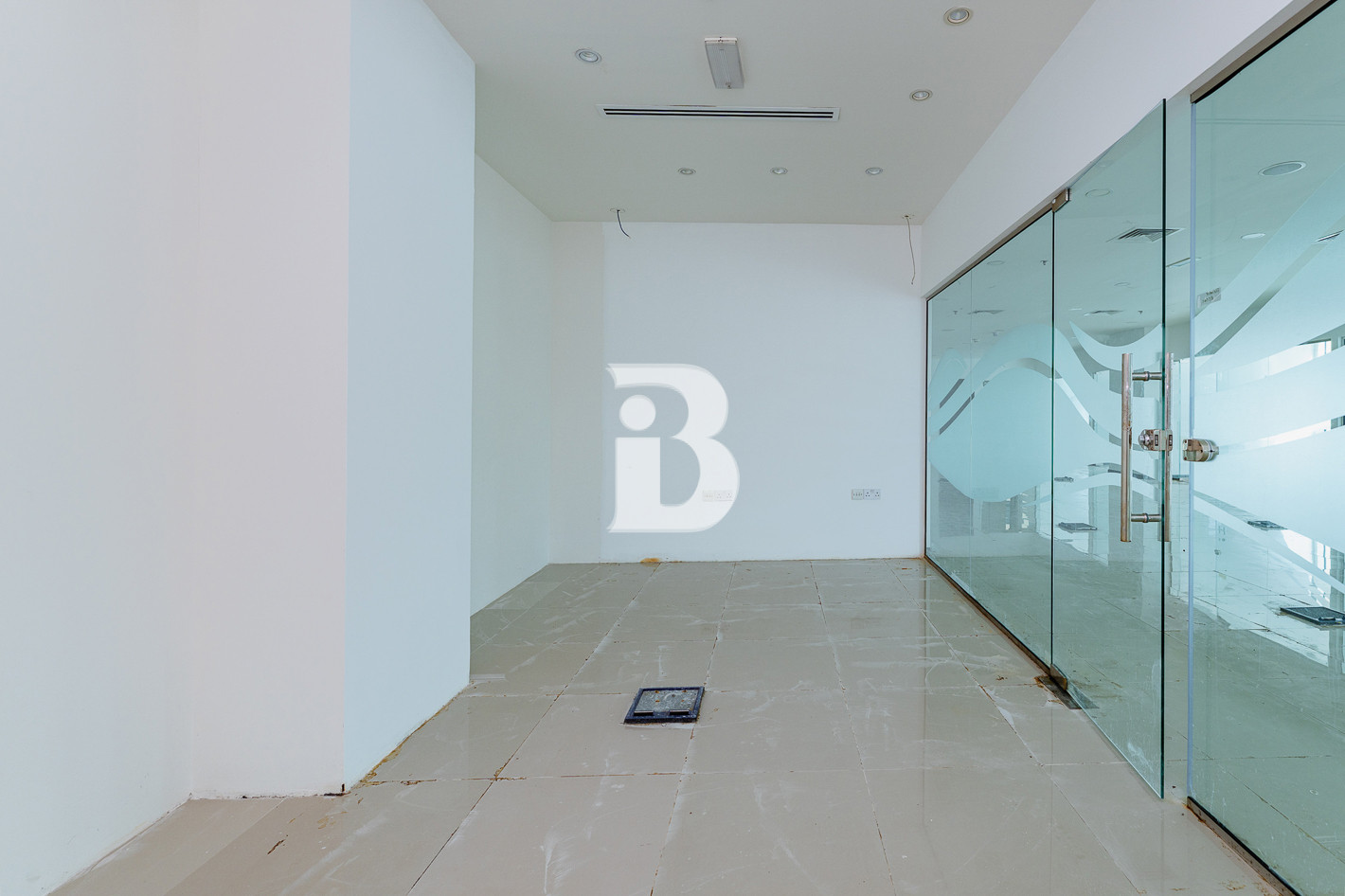 Vacant | Bright Office Space | 4 parking