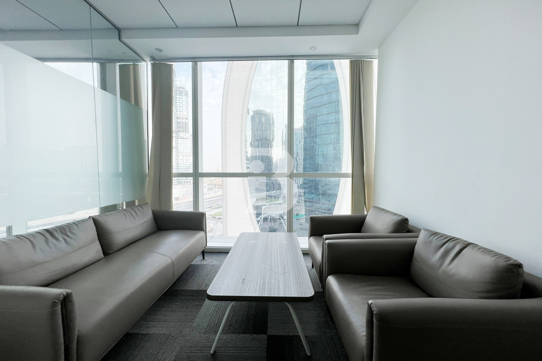 MODERN FURNISHED UNIT IN A PRIME LOCATION