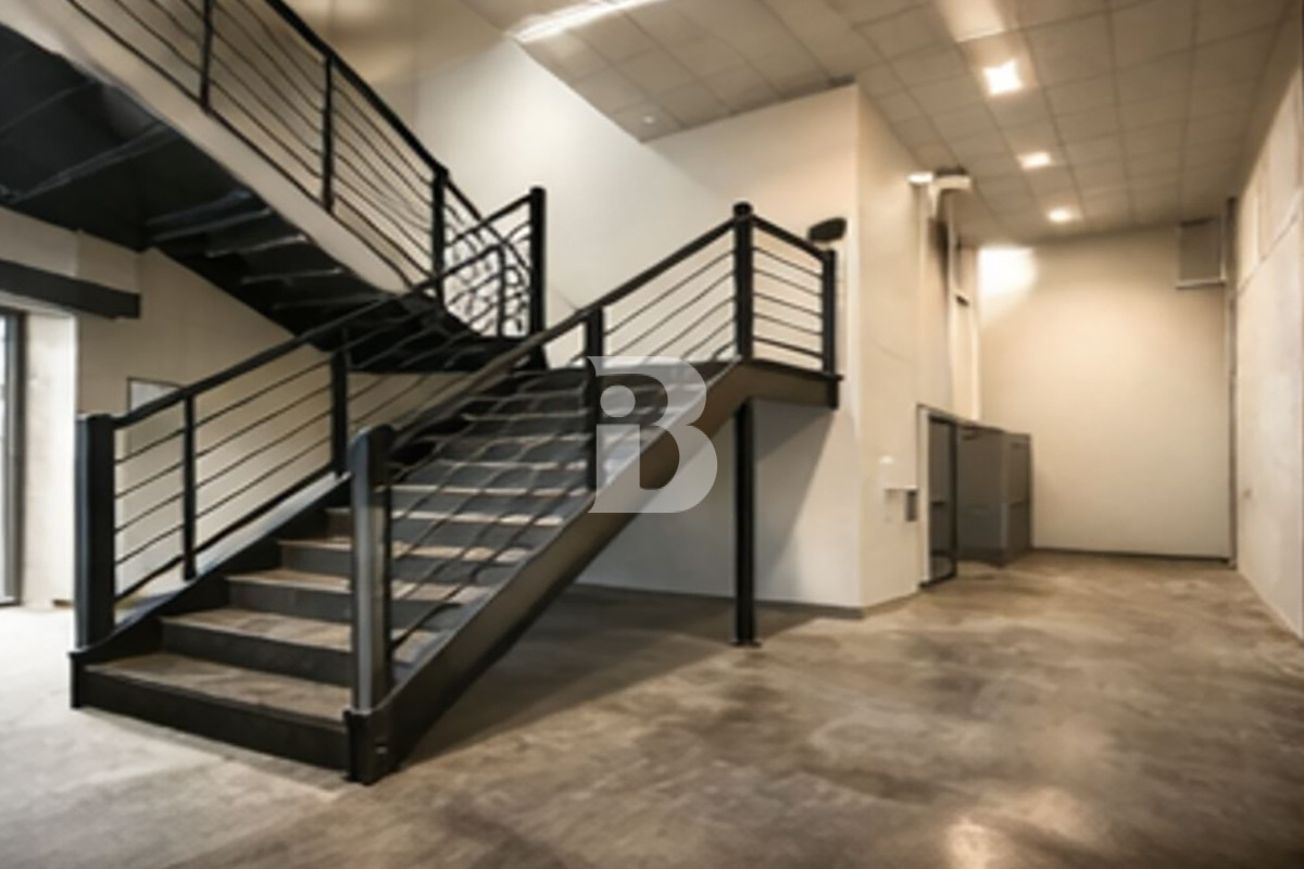 RARE SMALL WAREHOUSE | VACANT | OFFICE+MEZ