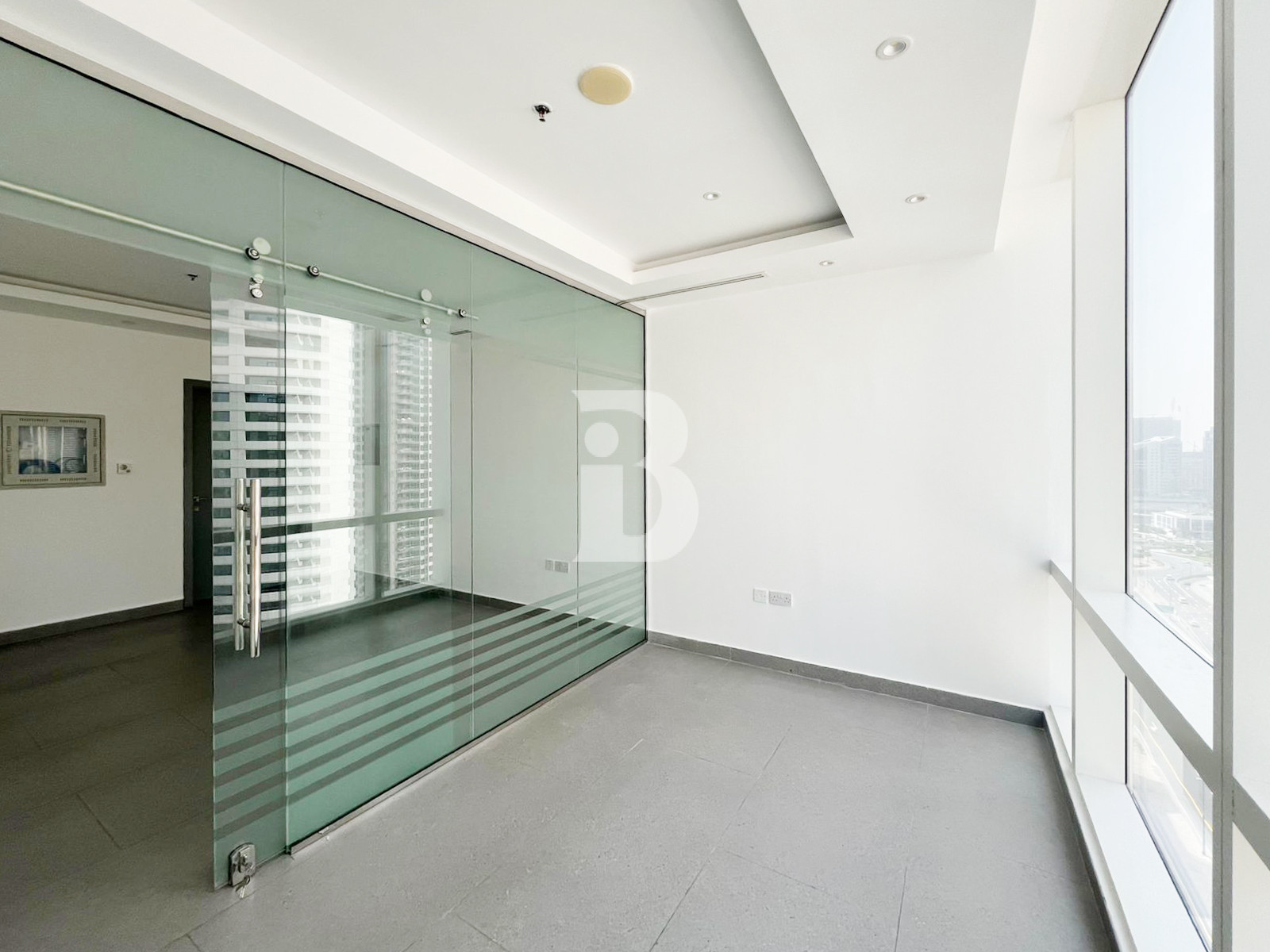WELL FITTED / BRIGHT SPACE / OPEN LAYOUT