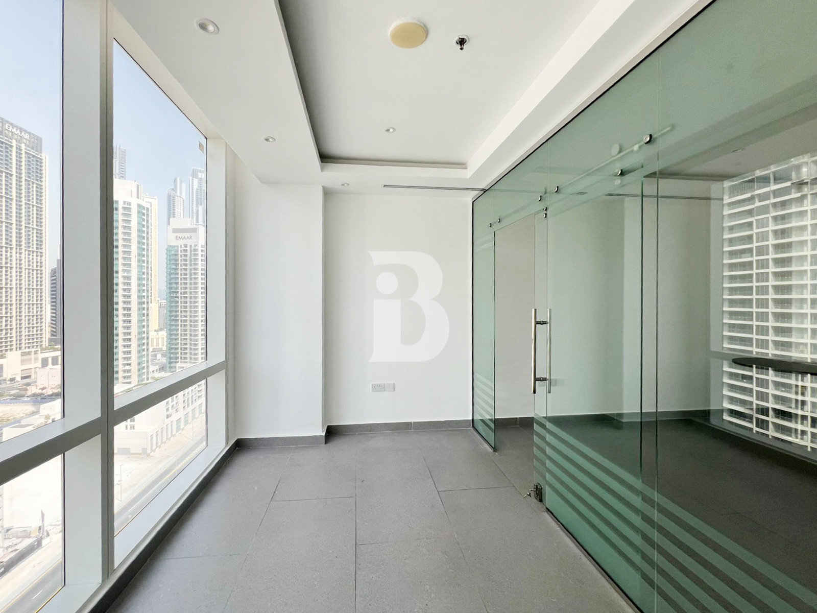 WELL FITTED / BRIGHT SPACE / OPEN LAYOUT