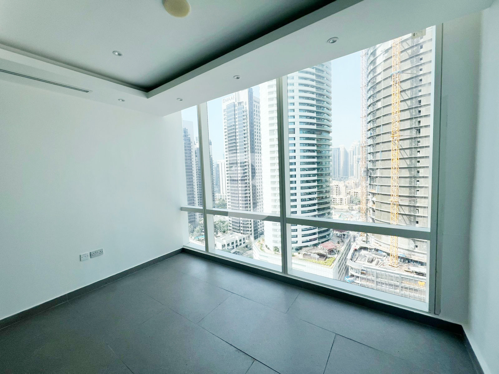 WELL FITTED / BRIGHT SPACE / OPEN LAYOUT
