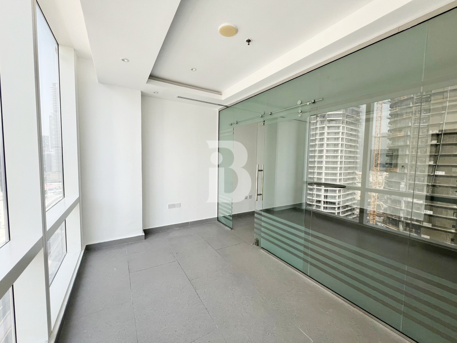 WELL FITTED / BRIGHT SPACE / OPEN LAYOUT