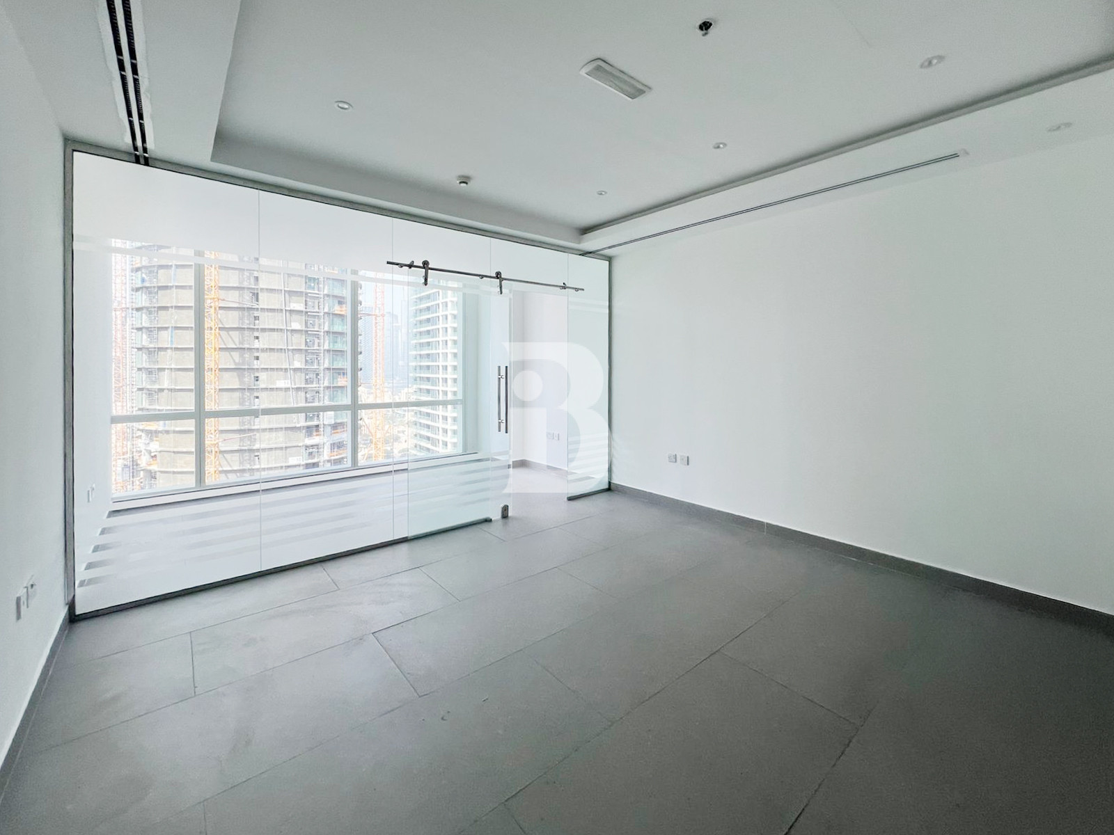 WELL FITTED / BRIGHT SPACE / OPEN LAYOUT