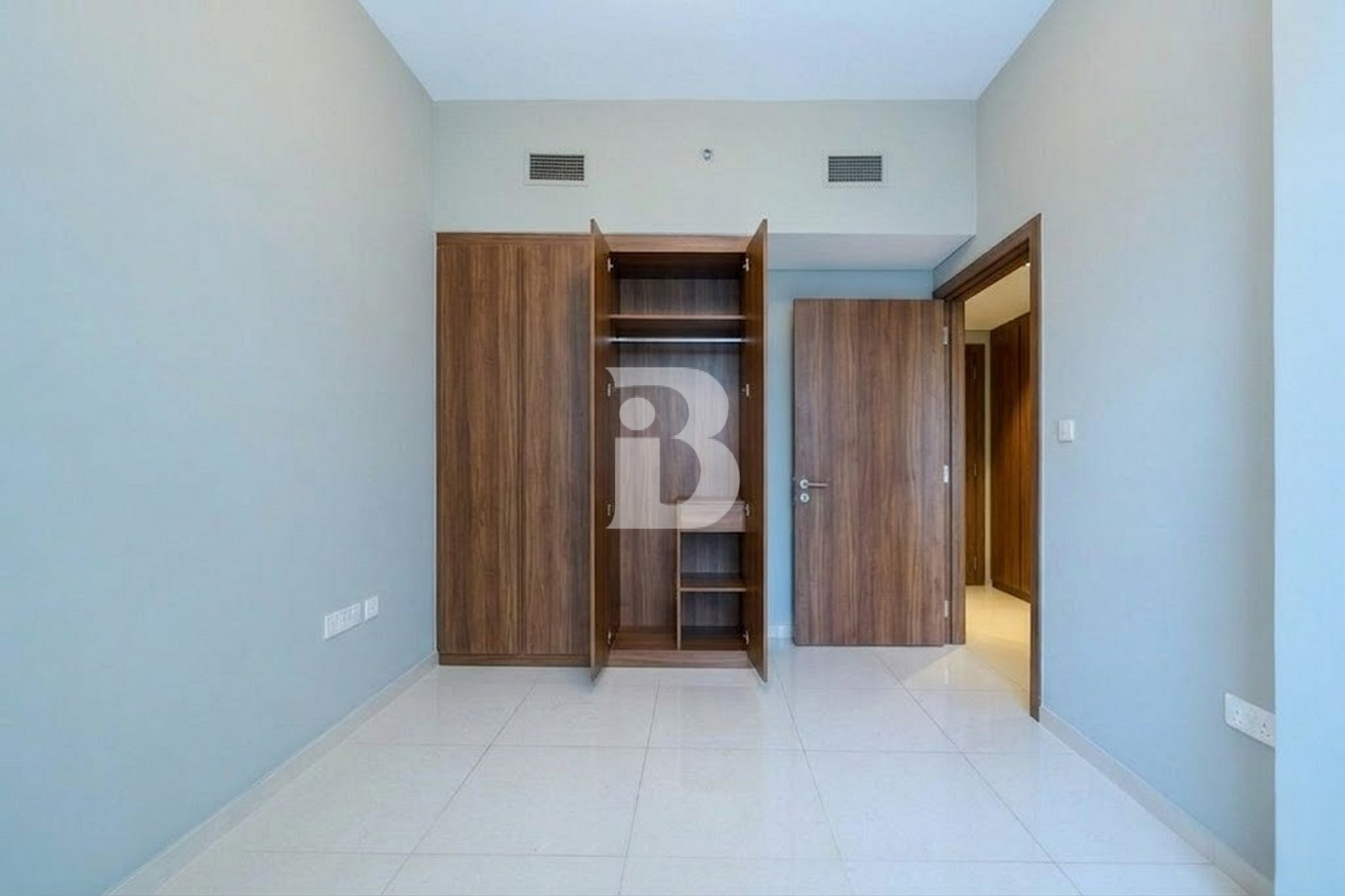 CANAL VIEW | READY TO MOVE IN | SPACIOUS