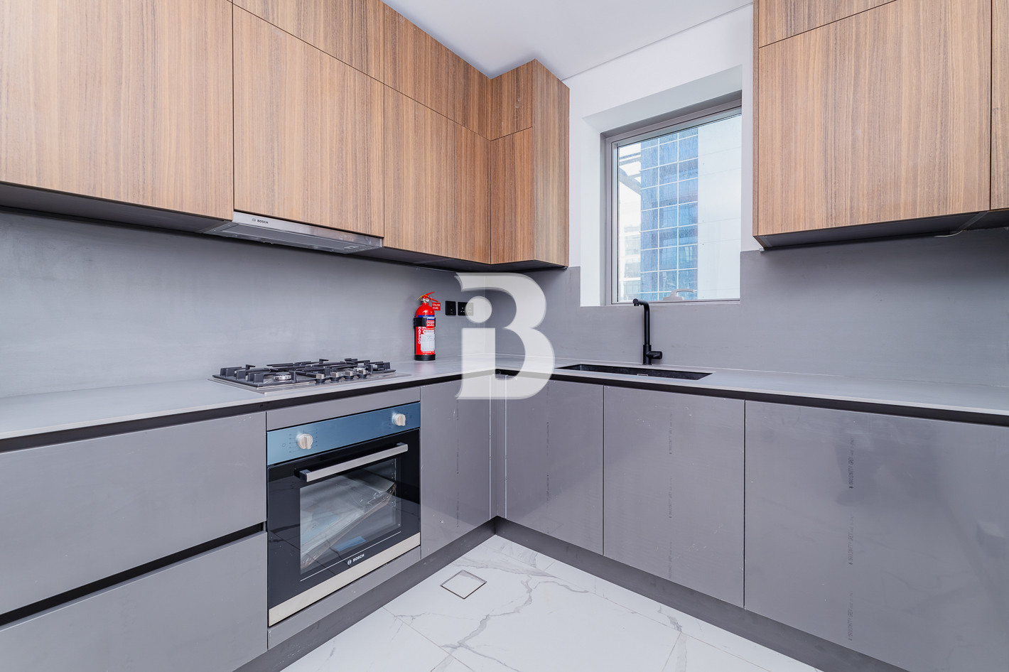 Modern Living | Closed Kitchen | Vacant