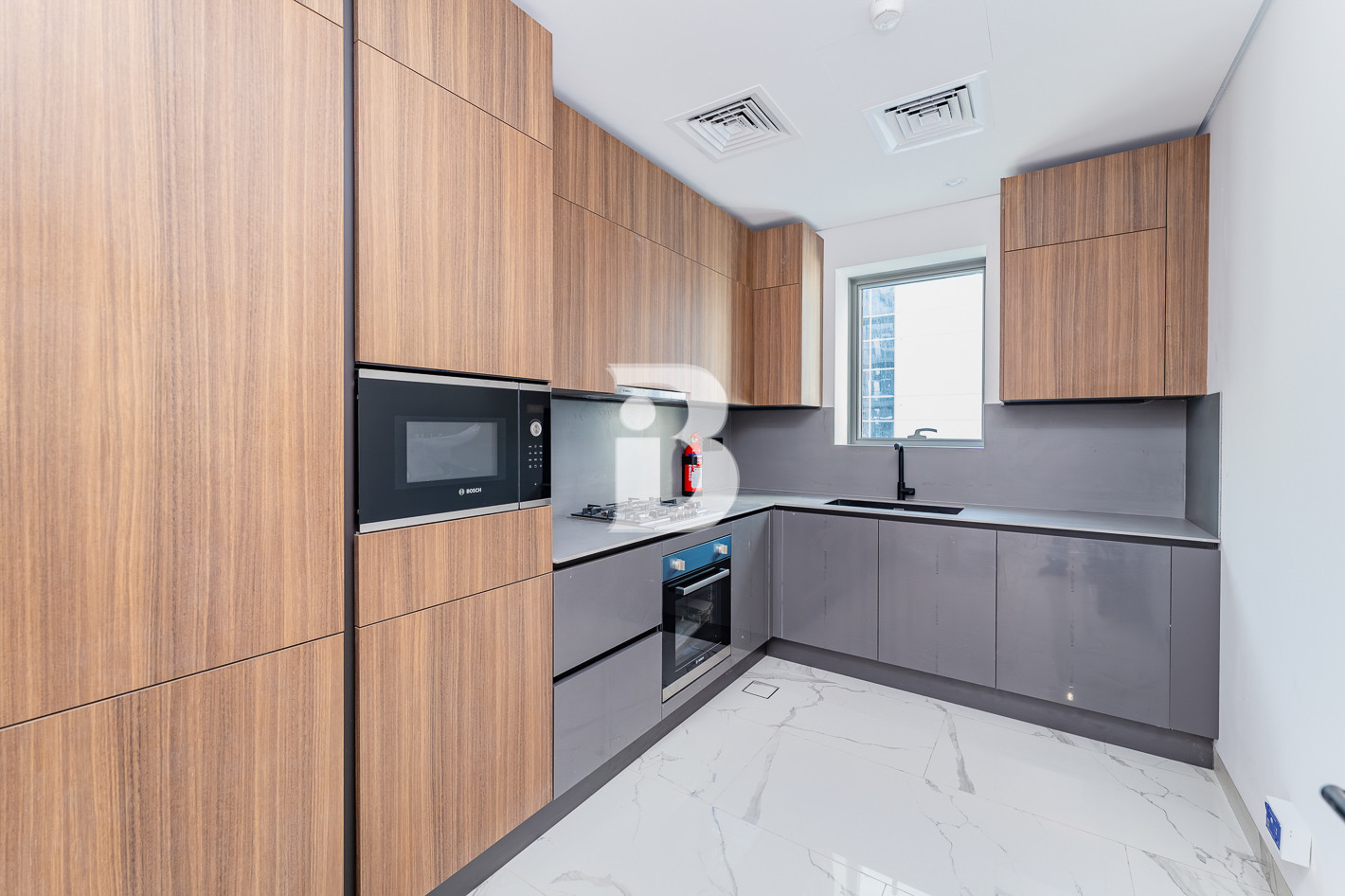Modern Living | Closed Kitchen | Vacant