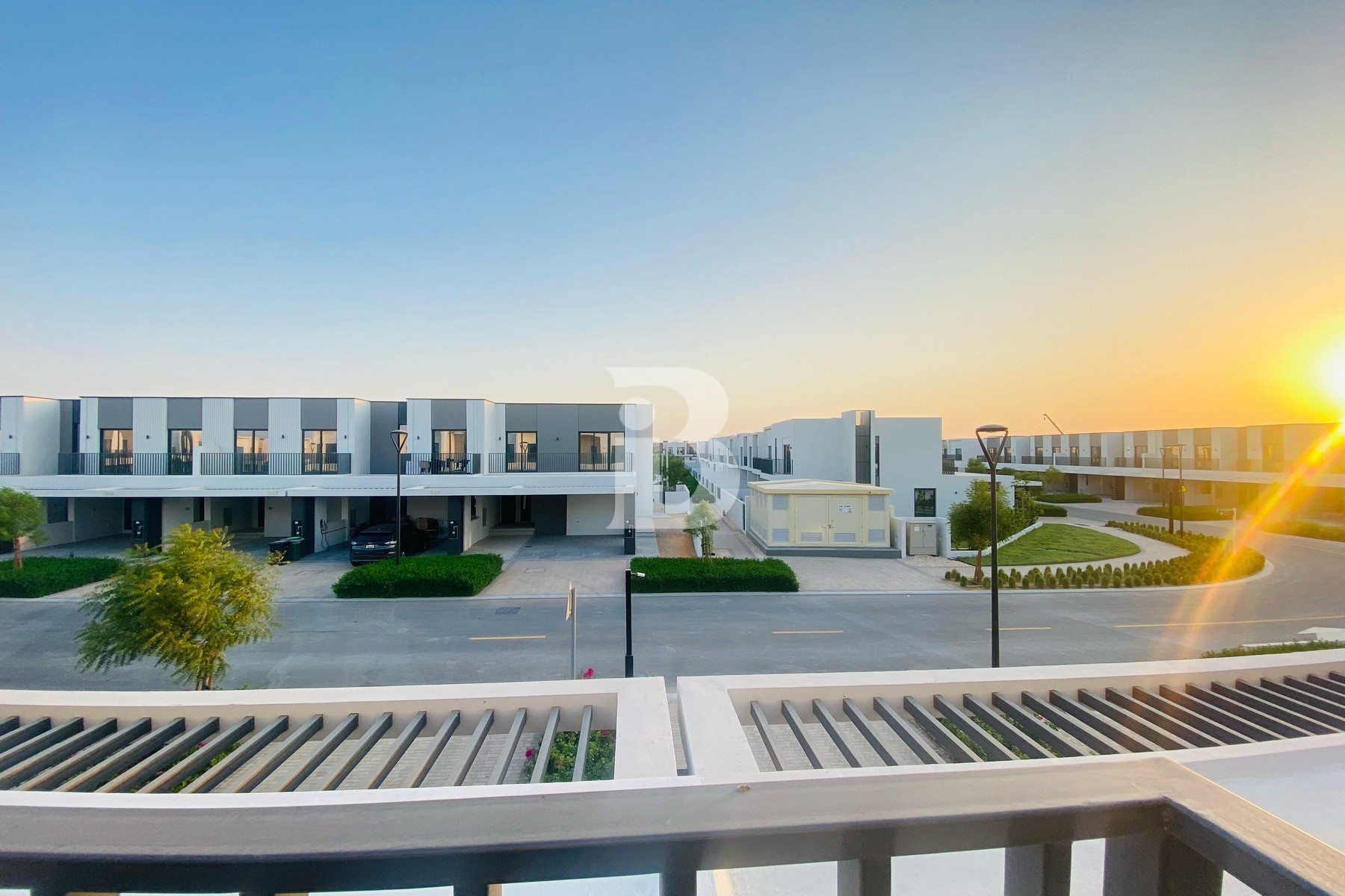 READY TO MOVE | LANDSCAPED | CLOSE TO AMENITIES