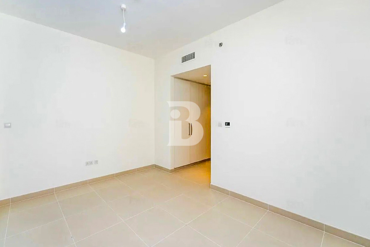 Elegant Parkside Living | Bright Layout | Prime