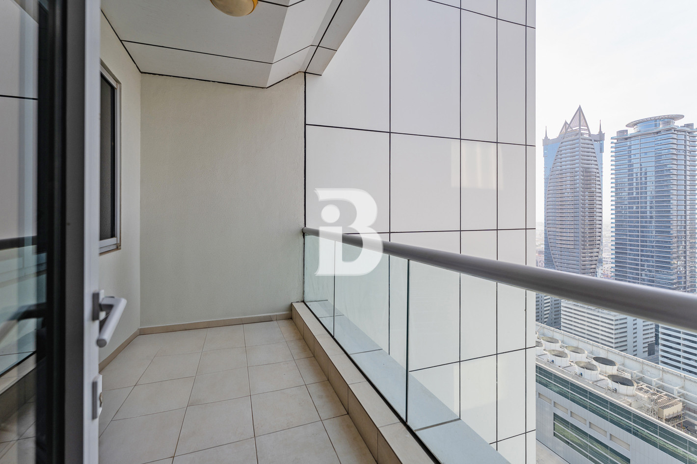 executive 1 bed spacious for rent