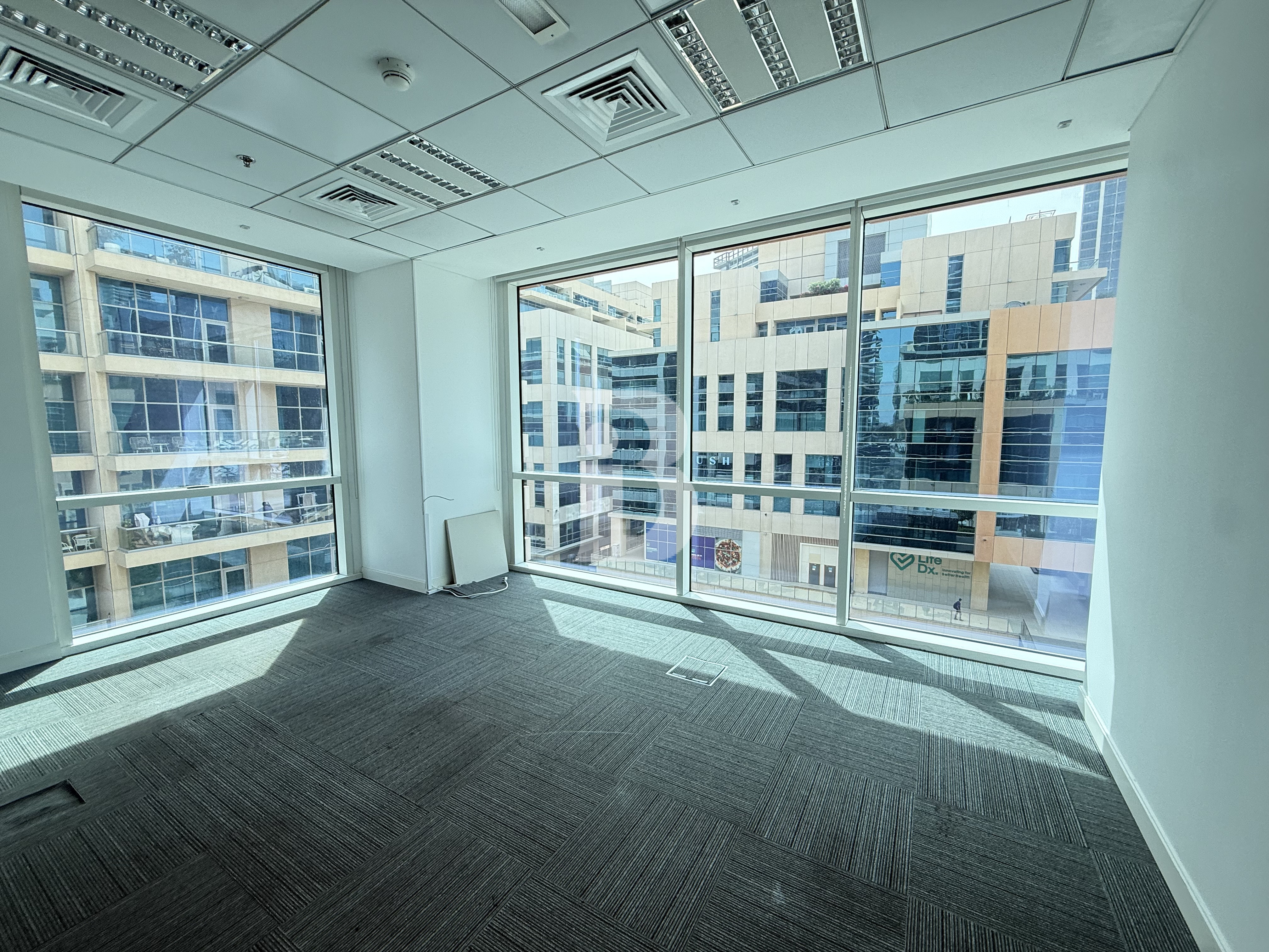 VACANT| CORNER UNIT | GRADE A | COURTYARD VIEW