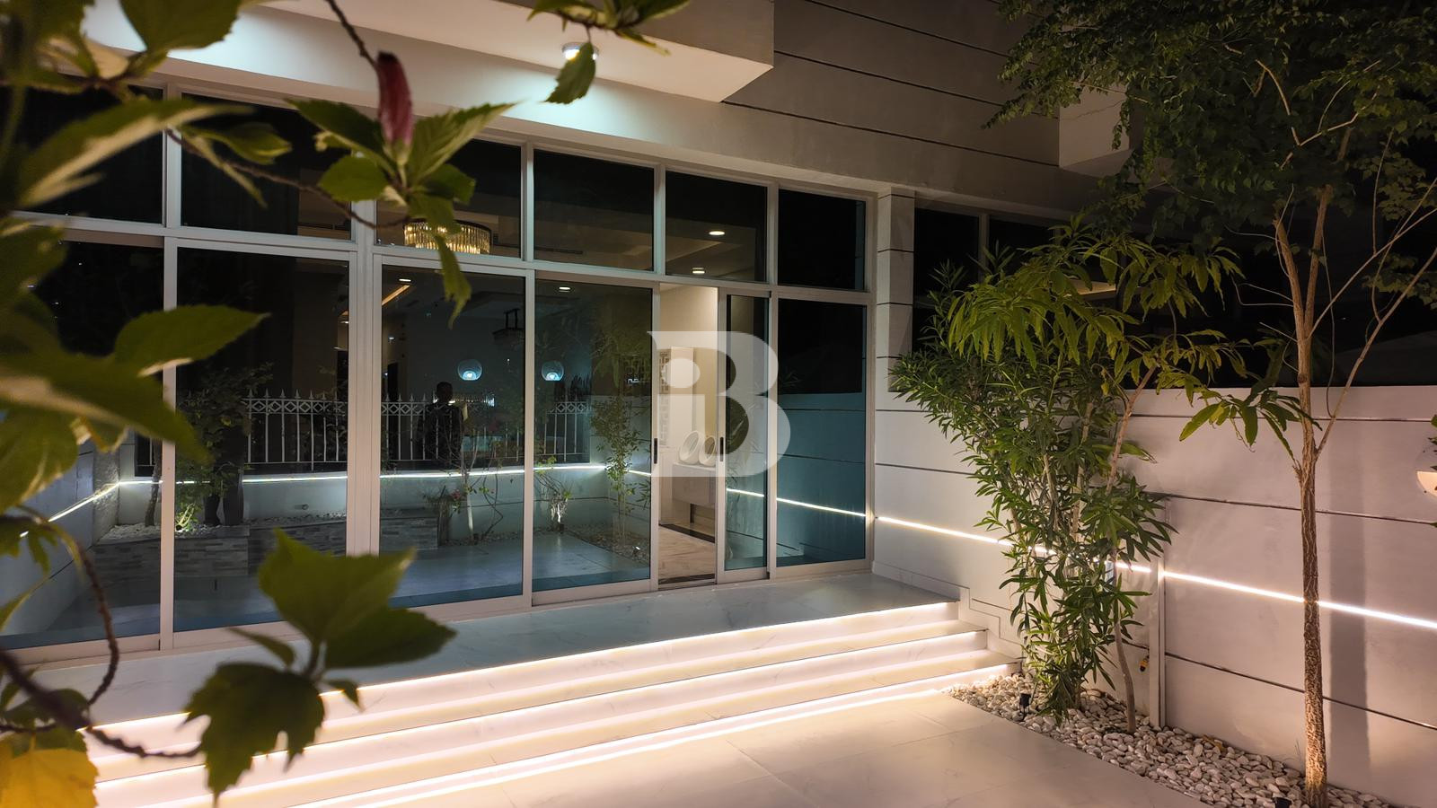 UPGRADED| LANDSCAPED GARDEN | ON THE PARK | FURNISHED