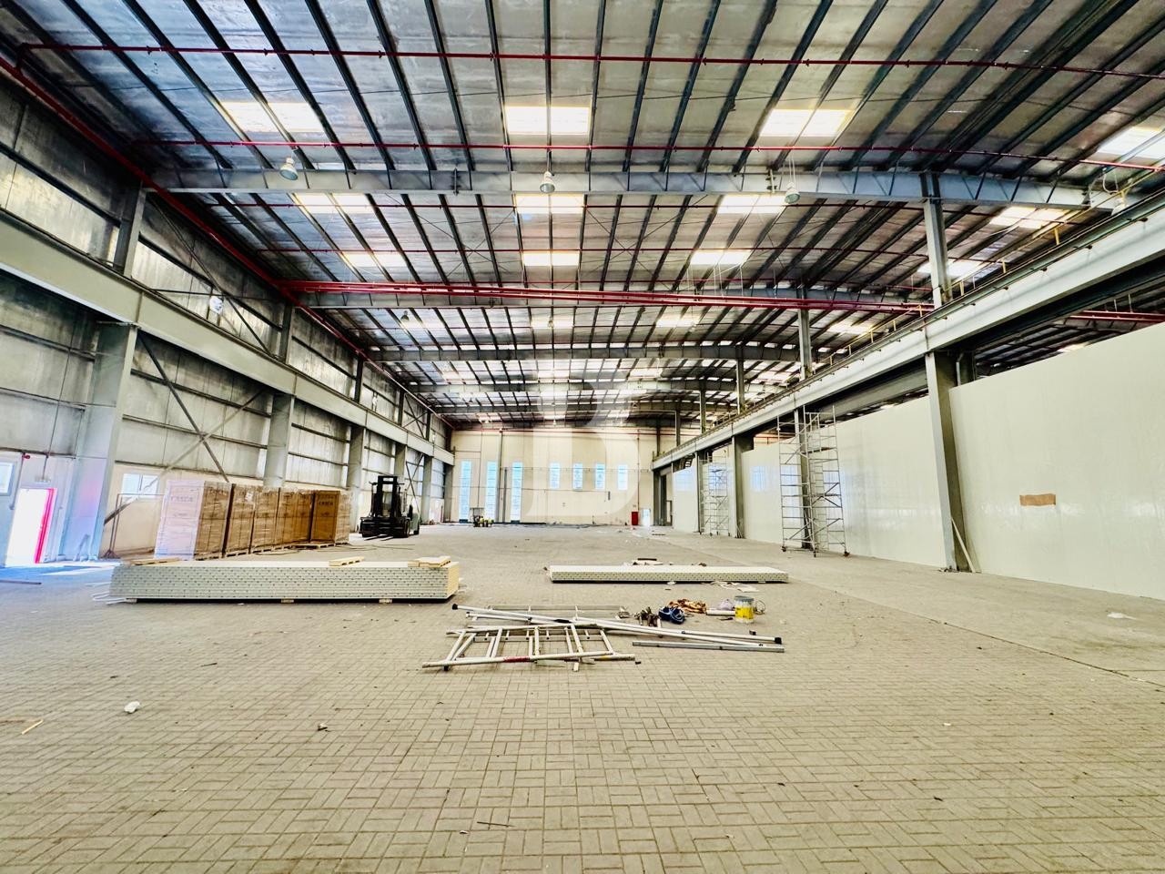 Fitted AC | 8 Mtrs | 100Kw Power | Open Layout