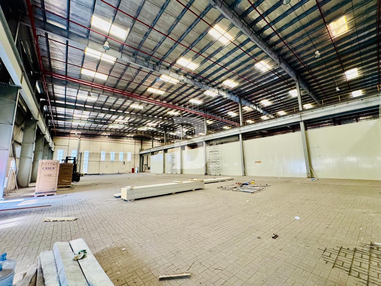 Fitted AC | 8 Mtrs | 100Kw Power | Open Layout