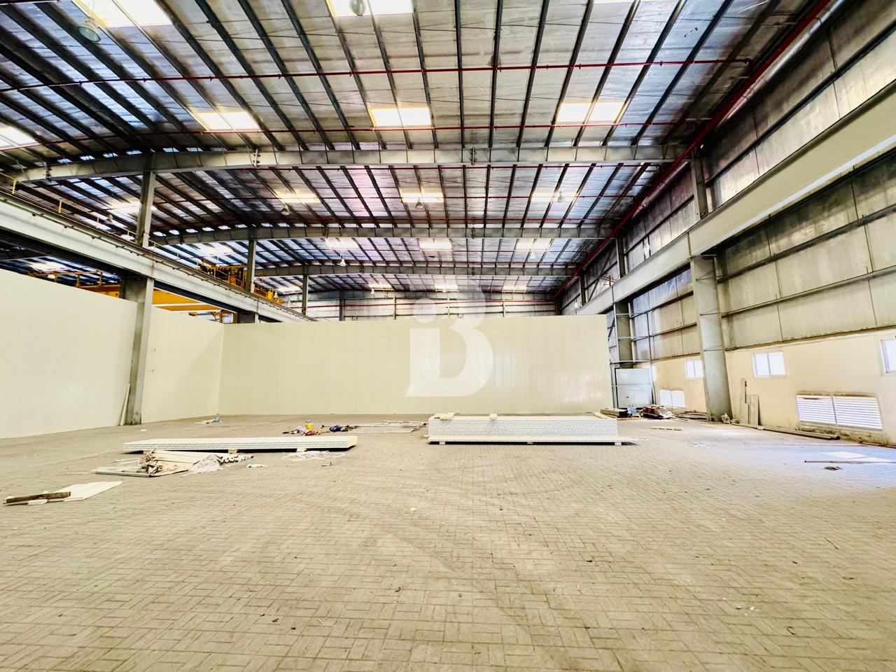 Fitted AC | 8 Mtrs | 200Kw Power | Open Layout