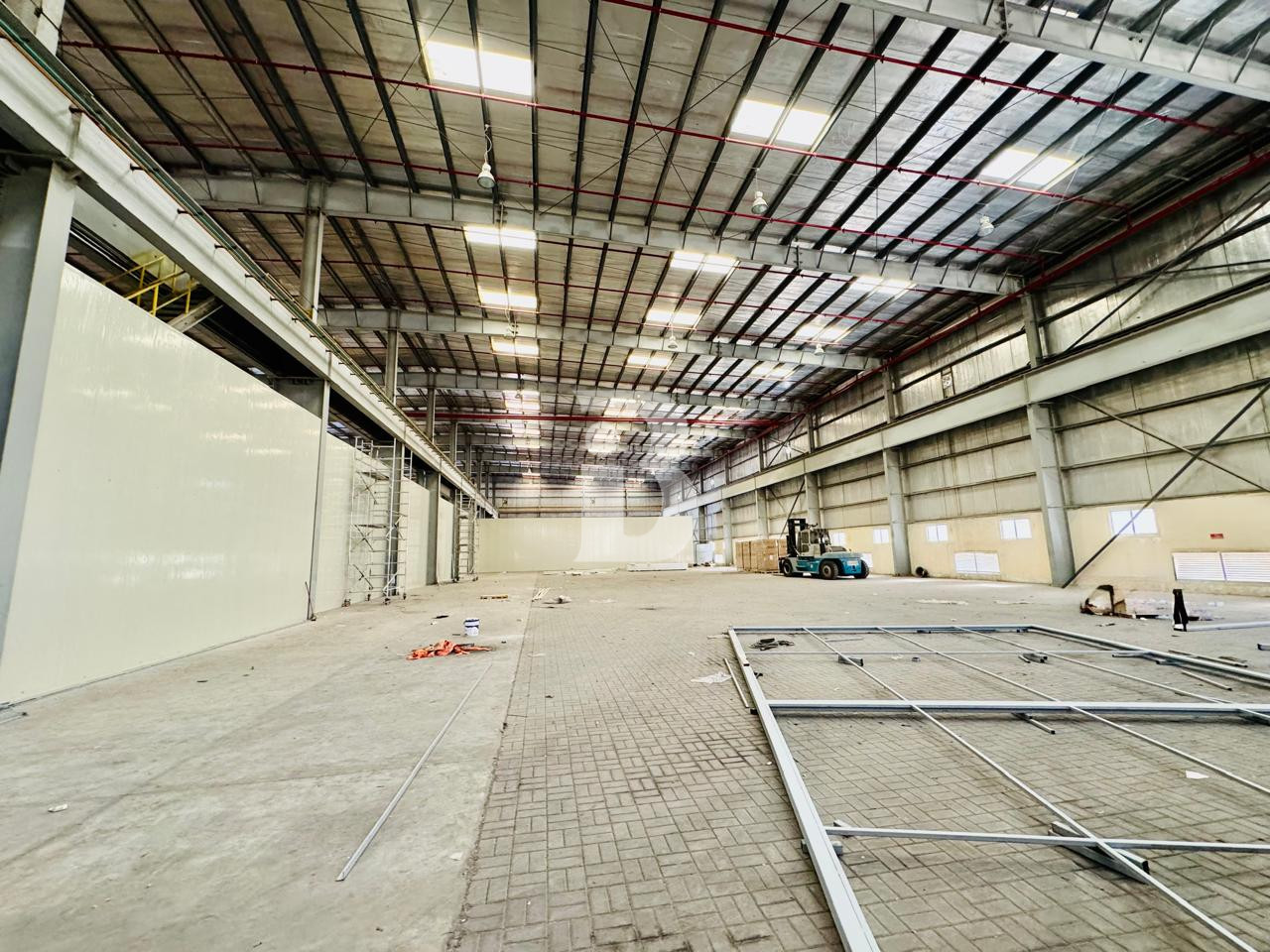Fitted AC | 8 Mtrs | 100Kw Power | Open Layout