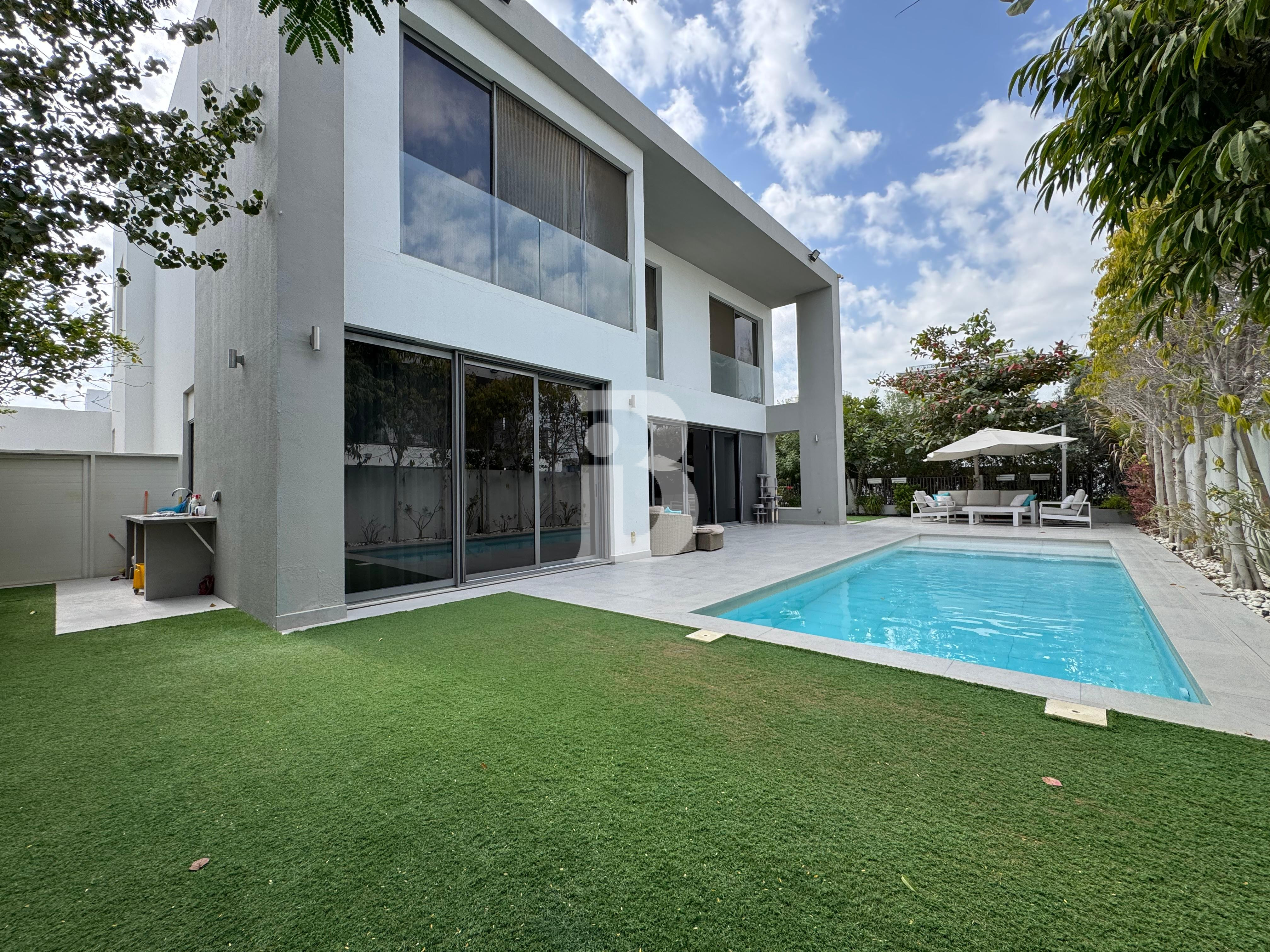 Luxury living | Corner plot | Single row