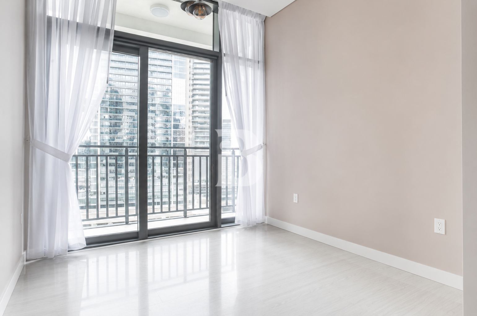 LUXURY 1 Bedroom |  POOL VIEW |  MID FLOOR