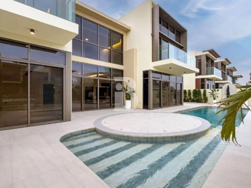 Magnificent 7-Bedroom Villa Along the Golf Course