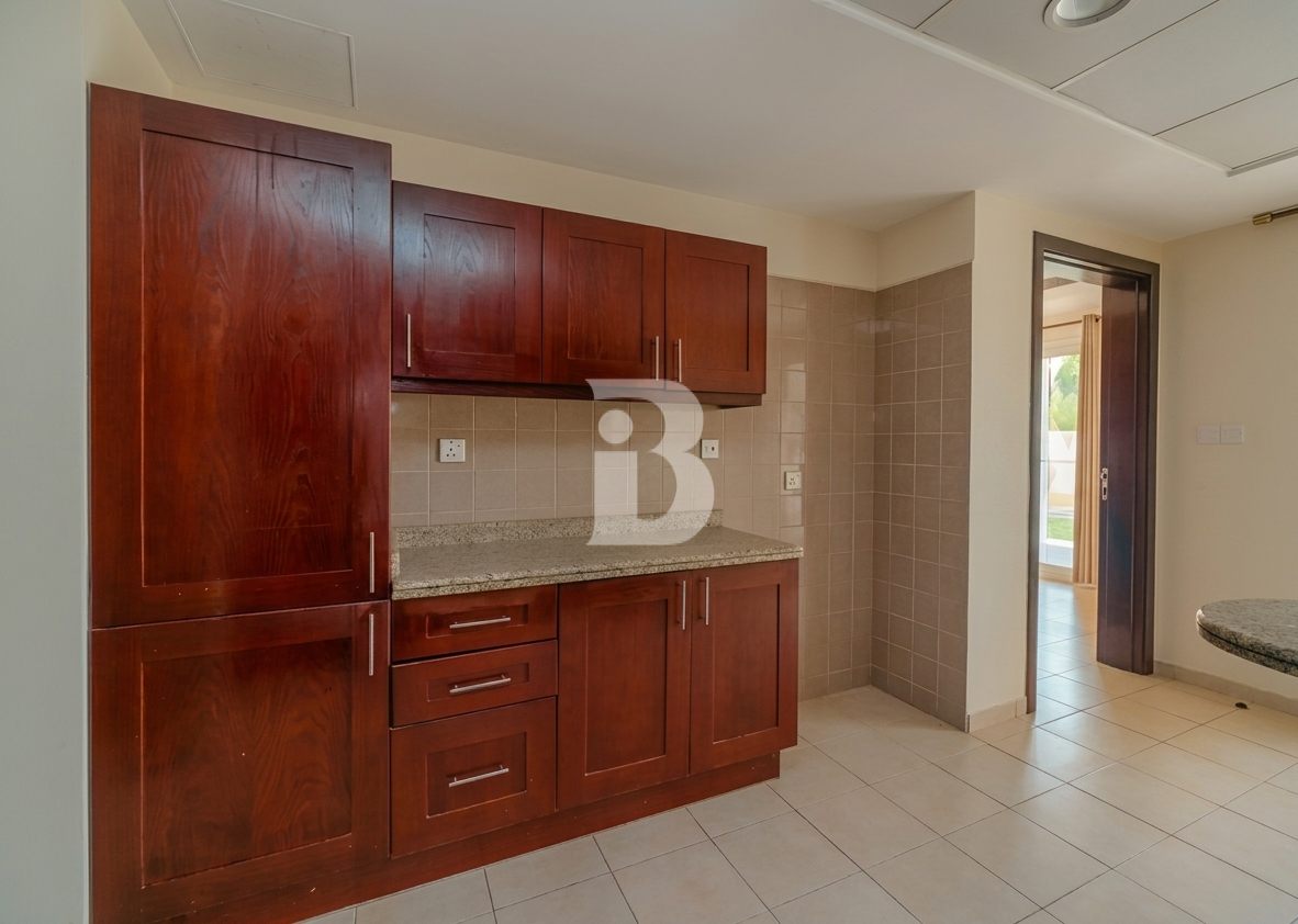 Lake View | Huge Plot | Reno potential