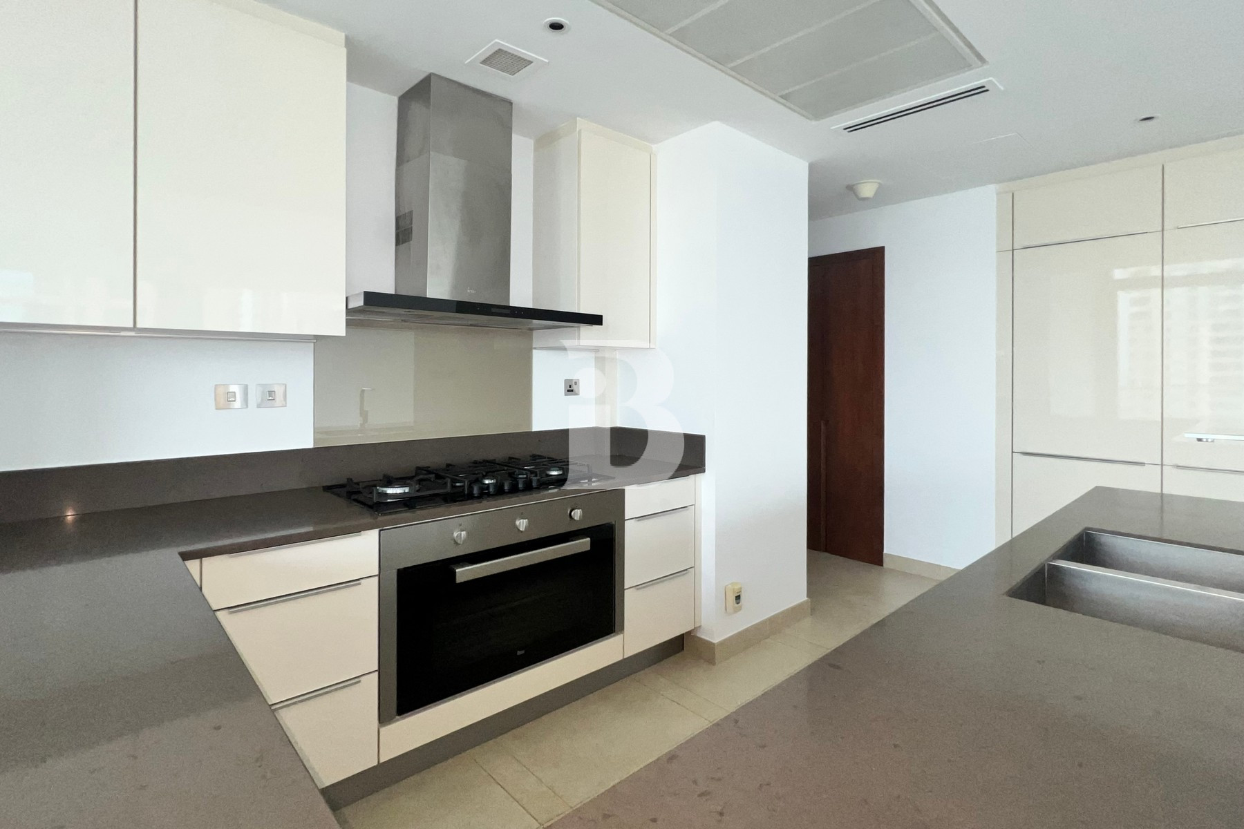 Canal Views | Spacious | Vacant 3