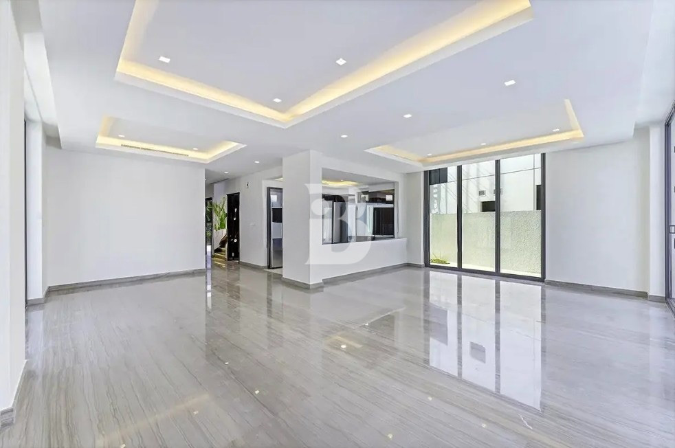 High-End Feel Prestige Listing | Vacant &amp; Immediate | Bedrooms +Laundry room